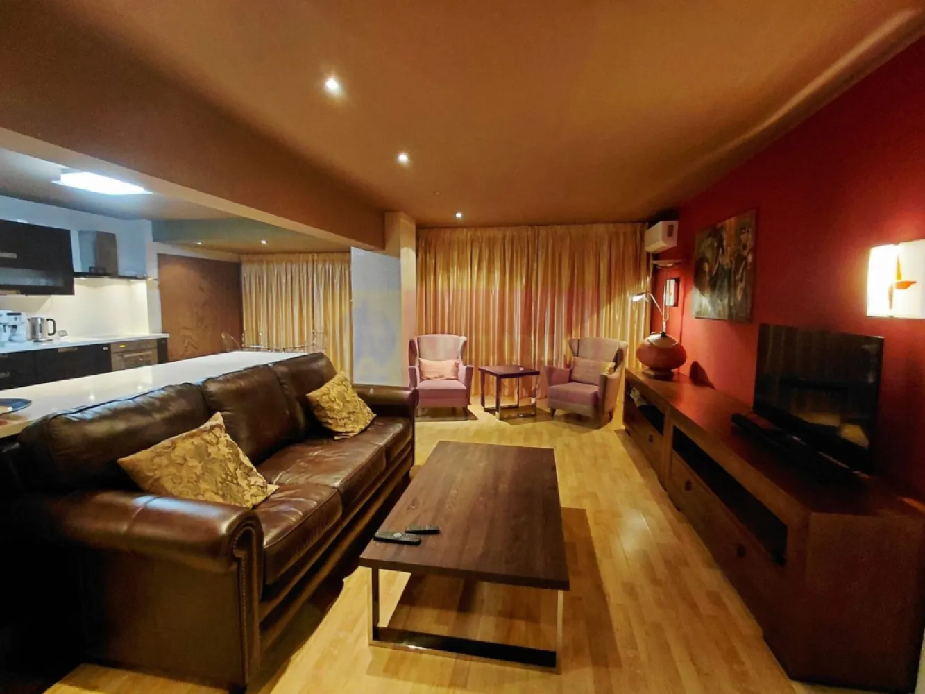 Apartament4 camere pe bd 13Septembrie stradal-Marriott, gresie VERSACE - Va oferim spre vanzare un apartament de 4 camere stradal pe bd 13 Septembrie-Marriott la etajul 1/8, cu o suprafata de 100mp, blocul din 1986, renovat si utilat complet cu faianta si gresie VERSACE si CHRISTIAN DIOR, blatul de la bucatarie din Onix si Marmura, Oglinda baie de PHILIPPE STARCK, robineti LA TORRE, masa bucatarie 8 persoane cu picioare din lemn de NUC, pereti cu granit si marmura egipteana, mobilat si utilat complet MOBEXPERT, masina spalat vase si rufe. 
Apartamentul are doua grupuri sanitare cu aerisire naturala cu geam, cada JACUZZI si dus in baia de serviciu. 
Bucataria este deschisa intr-un living generos.
Vederea apartamentului este pe ambele parti fata si spate si este foarte luminos nefiind umbrit de perdeaua pomilor.
Se vinde doar cu banii cash.
Pentru detalii si vizionari contactati agentul Dona Camelia 0733683461.