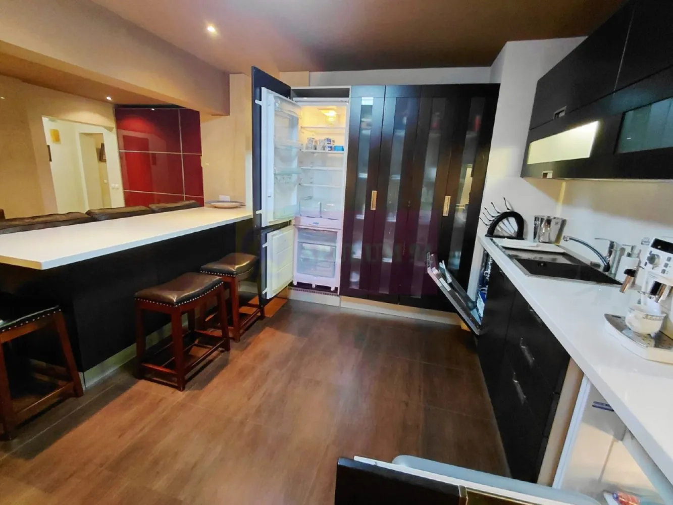 Apartament4 camere pe bd 13Septembrie stradal-Marriott, gresie VERSACE - Va oferim spre vanzare un apartament de 4 camere stradal pe bd 13 Septembrie-Marriott la etajul 1/8, cu o suprafata de 100mp, blocul din 1986, renovat si utilat complet cu faianta si gresie VERSACE si CHRISTIAN DIOR, blatul de la bucatarie din Onix si Marmura, Oglinda baie de PHILIPPE STARCK, robineti LA TORRE, masa bucatarie 8 persoane cu picioare din lemn de NUC, pereti cu granit si marmura egipteana, mobilat si utilat complet MOBEXPERT, masina spalat vase si rufe. 
Apartamentul are doua grupuri sanitare cu aerisire naturala cu geam, cada JACUZZI si dus in baia de serviciu. 
Bucataria este deschisa intr-un living generos.
Vederea apartamentului este pe ambele parti fata si spate si este foarte luminos nefiind umbrit de perdeaua pomilor.
Se vinde doar cu banii cash.
Pentru detalii si vizionari contactati agentul Dona Camelia 0733683461.