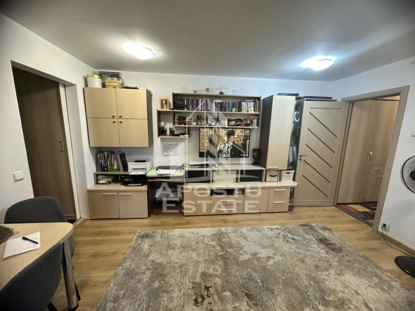 Apartament cu 3 camere, zona Buziasului, 55 mp, Centrala proprie - Agentia imobiliara APOSTU ESTATE va propune spre vanzare un apartament cu 3 camere, in zona Calea Buziasului din Timisoara, judetul Timis, o zona apreciata pentru accesul facil catre mijloacele de transport, centre comerciale si numeroase puncte de interes.    

Locuinta are o suprafata utila de 55 mp.

    Compartimentare eficienta:     
-Hol de acces.
  -Camera copiilor.
  -Living room luminos, mobilat.
-Bucatarie mobilata si utilata.
-Dormitor matrimonial cu acces catre balcon.

-Baie cu cada si aerisire naturala.

    Dotari si beneficii:
    -Incalzire prin centrala proprie.
  
-Se vinde complet mobilat si utilat.
-Geamuri termopan.  
-Usa metalica la intrare.  
-Disponibil imediat.    

Pozitie excelenta:    

-acces rapid catre mijloacele de transport in comun.  -in apropiere de magazine, farmacii, banci, liceu, gradinita si alte facilitati.  
-conexiune facila catre principalele artere ale orasului.  
-Apartamentul este ideal atat pentru locuinta proprie, cat si pentru investitie, datorita amplasarii avantajoase si a costurilor reduse de exploatare.    

Pretul este negociabil.

    Agentia imobiliara Apostu Estate va ofera consultanta bancara gratuita prin intermediul colaboratorilor nostri pentru alegerea celui mai potrivit tip de credit, astfel incat tu sa devii noul proprietar al acestei proprietati.

    Va asteptam cu drag la o vizionare!   ID intern: CP3207706