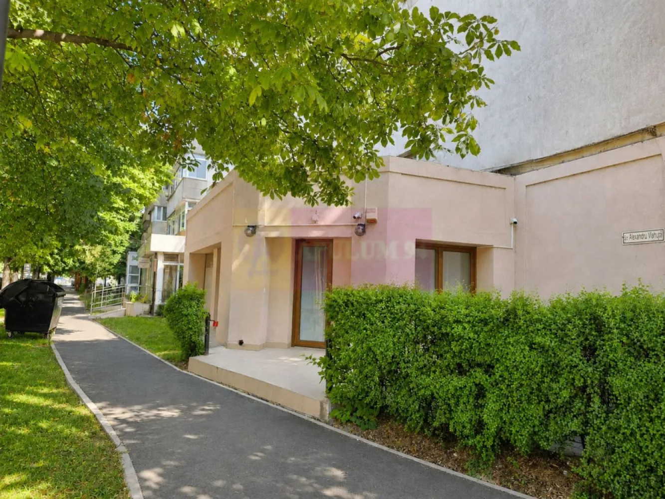 Spațiu comercial 59 mp + terasă exterioară 35 mp, Focsani, central - Spațiu comercial de 59 mp, situat la parterul Bloc 1, str. Mareșal I. Antonescu (colț cu str. Al. Vlahuța), Focșani. Beneficiază de terasă exterioară dalată de 35 mp, ideală pentru extindere pe timp de vară.
Fost punct de lucru Casa Pariurilor, locație cu vad deja creat, vizibilitate stradală din două direcții.
- Toate utilitatile, 1 grup sanitar, sistem alarma, supraveghere video.
- incapere 47 mp + incapere 12 mp + terasa.
Se cauta chiriaș cu activitate stabilă, interesat de colaborare pe termen lung.
Chirie: 1.000 €/lună. Garanție: 1 lună chirie. Comision 0 chirias.
Tel: 0733683453