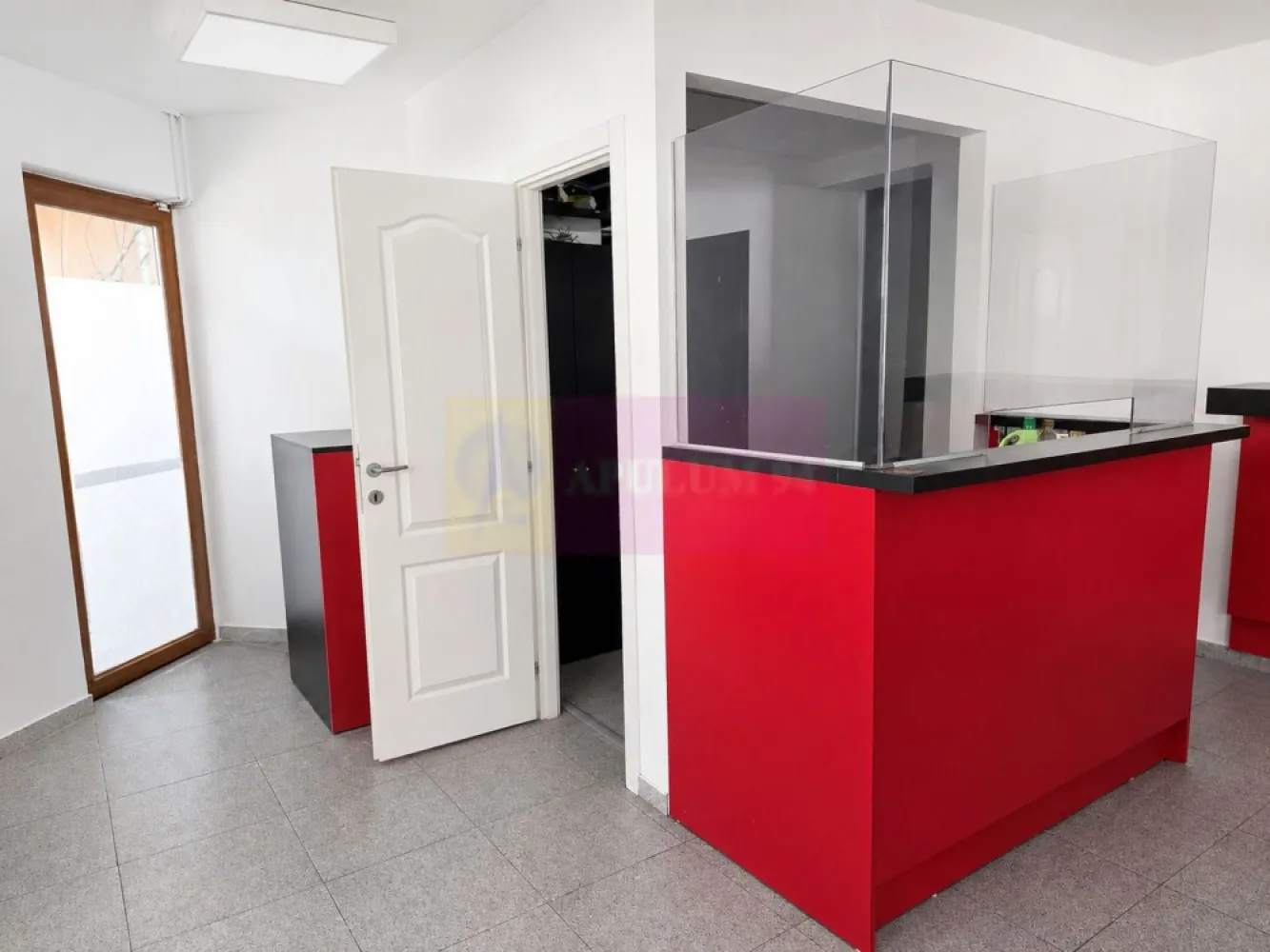 Spațiu comercial 59 mp + terasă exterioară 35 mp, Focsani, central - Spațiu comercial de 59 mp, situat la parterul Bloc 1, str. Mareșal I. Antonescu (colț cu str. Al. Vlahuța), Focșani. Beneficiază de terasă exterioară dalată de 35 mp, ideală pentru extindere pe timp de vară.
Fost punct de lucru Casa Pariurilor, locație cu vad deja creat, vizibilitate stradală din două direcții.
- Toate utilitatile, 1 grup sanitar, sistem alarma, supraveghere video.
- incapere 47 mp + incapere 12 mp + terasa.
Se cauta chiriaș cu activitate stabilă, interesat de colaborare pe termen lung.
Chirie: 1.000 €/lună. Garanție: 1 lună chirie. Comision 0 chirias.
Tel: 0733683453