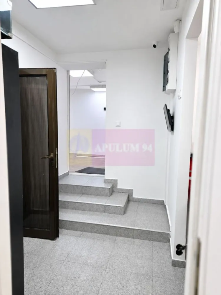 Spațiu comercial 59 mp + terasă exterioară 35 mp, Focsani, central - Spațiu comercial de 59 mp, situat la parterul Bloc 1, str. Mareșal I. Antonescu (colț cu str. Al. Vlahuța), Focșani. Beneficiază de terasă exterioară dalată de 35 mp, ideală pentru extindere pe timp de vară.
Fost punct de lucru Casa Pariurilor, locație cu vad deja creat, vizibilitate stradală din două direcții.
- Toate utilitatile, 1 grup sanitar, sistem alarma, supraveghere video.
- incapere 47 mp + incapere 12 mp + terasa.
Se cauta chiriaș cu activitate stabilă, interesat de colaborare pe termen lung.
Chirie: 1.000 €/lună. Garanție: 1 lună chirie. Comision 0 chirias.
Tel: 0733683453