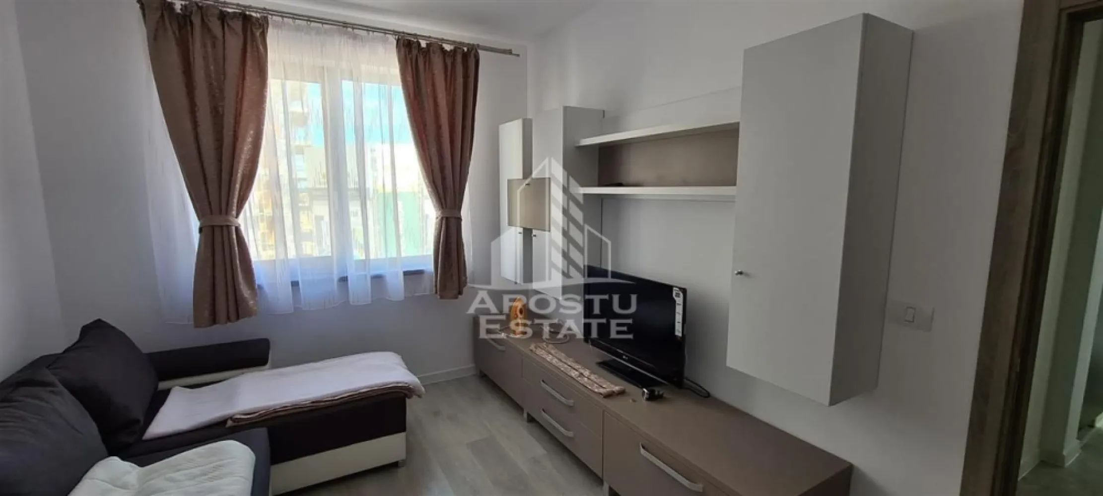 Apartament cu 3 camere,de inchiriat, Giroc,Timisoara - Agentia imobiliara APOSTU ESTATE va propune spre inchiriere un apartament cu 3 camere, confort 1, open space, situat la etajul 3/3 in localitatea Giroc.

Imobilul se intinde pe o suprafata utila de 110mp si este compartimentat astfel:
- hol de acces
- living luminos si spatios
- 2 dormitoare complet mobilate
- bucatarie complet mobilata si utilata
- 2 bai
- balcon

Confortul termic se realizeaza prin intermediul centralei termice pe gaz

Vecinatati:
- Mega Image Lidl Penny
- Poligon MAG Tehnica
- Sinsay Pepco
- Mijloace de transport in comun

Animalele de companie nu sunt acceptate de catre proprietar!
Preț;520 euro

Va asteptam cu drag la o vizionare!
ID intern: CP3212558!