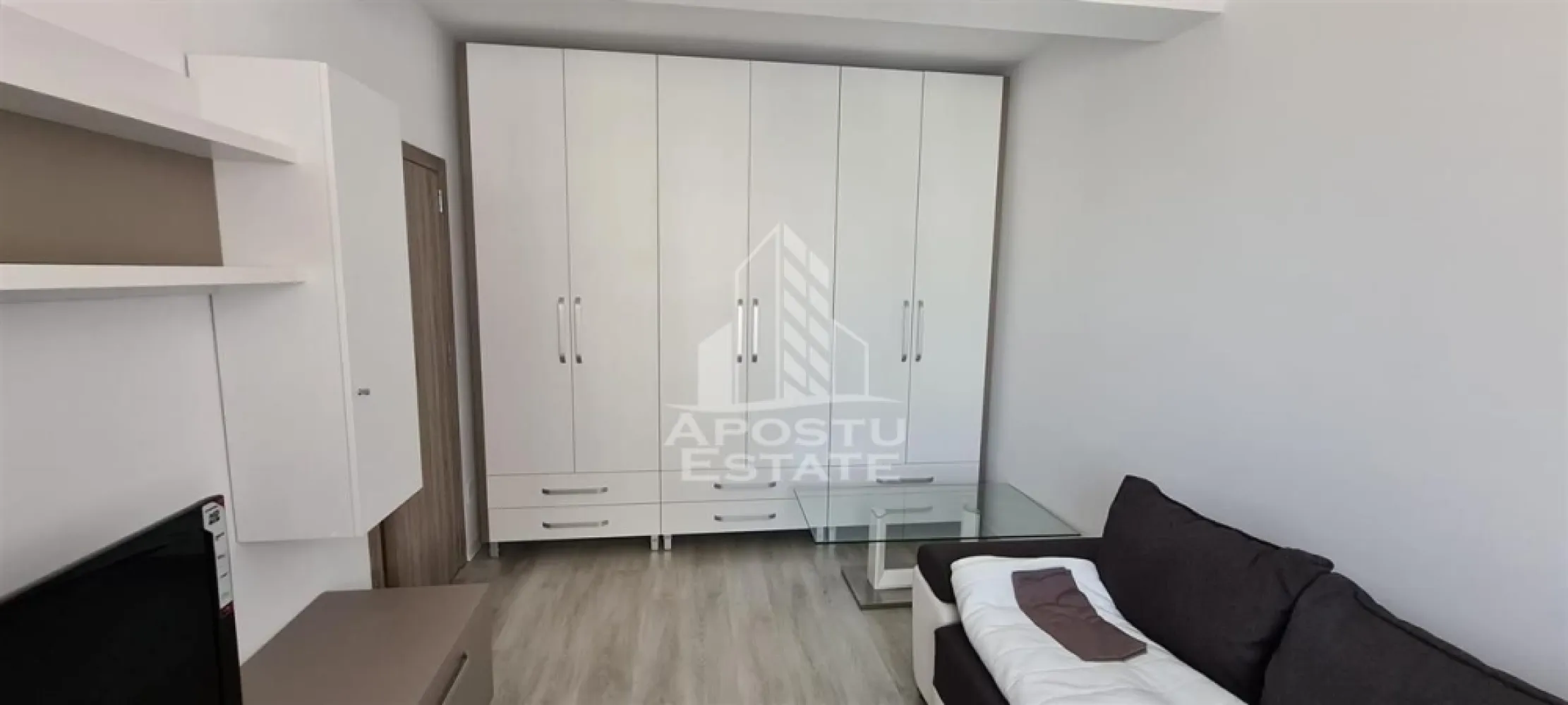 Apartament cu 3 camere,de inchiriat, Giroc,Timisoara - Agentia imobiliara APOSTU ESTATE va propune spre inchiriere un apartament cu 3 camere, confort 1, open space, situat la etajul 3/3 in localitatea Giroc.

Imobilul se intinde pe o suprafata utila de 110mp si este compartimentat astfel:
- hol de acces
- living luminos si spatios
- 2 dormitoare complet mobilate
- bucatarie complet mobilata si utilata
- 2 bai
- balcon

Confortul termic se realizeaza prin intermediul centralei termice pe gaz

Vecinatati:
- Mega Image Lidl Penny
- Poligon MAG Tehnica
- Sinsay Pepco
- Mijloace de transport in comun

Animalele de companie nu sunt acceptate de catre proprietar!
Preț;520 euro

Va asteptam cu drag la o vizionare!
ID intern: CP3212558!