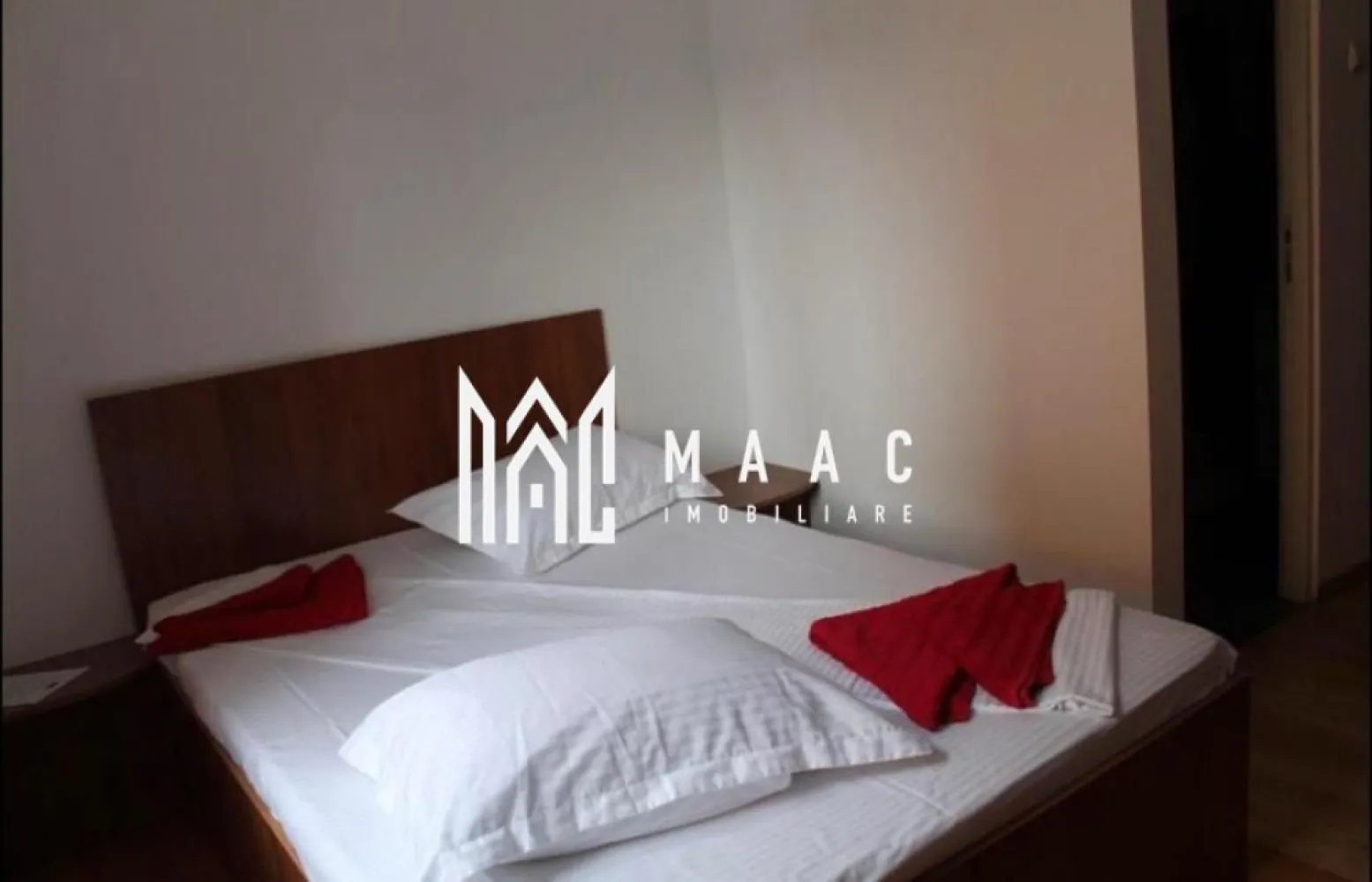 Casă spațioasă | 250 mp utili | 8 camere | Curte cu filigorie - MAAC Imobiliare vă propune spre vânzare o proprietate generoasă, ideală atât pentru locuință, cât și pentru activități precum pensiune, închiriere sau alte investiții, situată în Sibiu.

Caracteristici principale
 • Suprafață utilă: 250 mp
 • 8 camere, fiecare cu baie proprie
 • bucătărie
 • compartimentare practică, ideală pentru multiple utilizări

Teren și exterior
 • teren în suprafață de 272 mp
 • curte proprie
 • filigorie – perfectă pentru relaxare

Avantaje
 • potrivită pentru locuință multifamilială
 • ideală pentru pensiune sau investiție
 • spații generoase și bine organizate
 • curte amenajată pentru petrecerea timpului liber

Această proprietate oferă flexibilitate și potențial ridicat, fiind o alegere excelentă pentru cei care caută o investiție sigură.

 Pentru mai multe detalii sau pentru programarea unei vizionări, vă rugăm să ne contactați și să menționați ID-ul proprietății: CP2889903