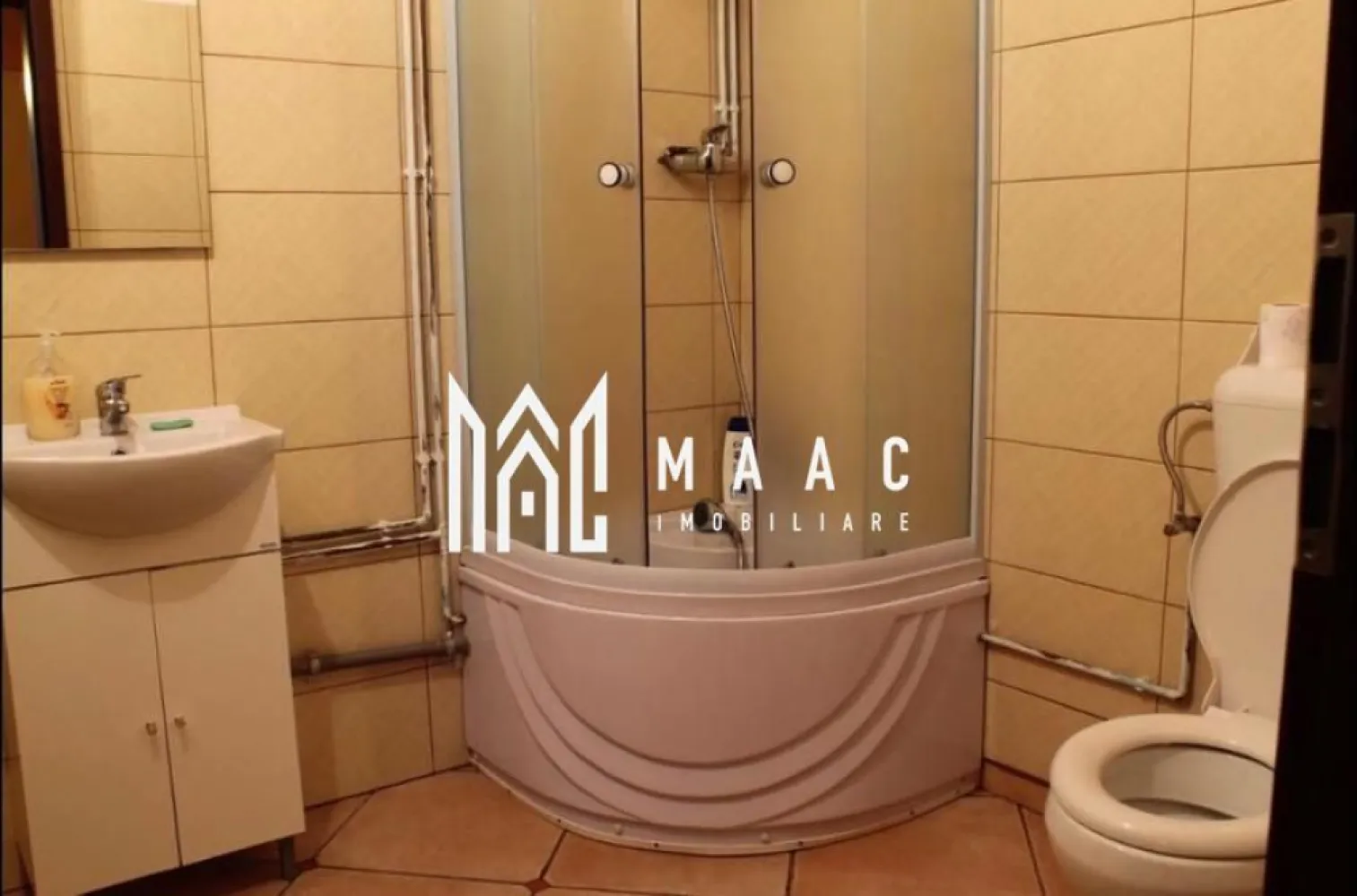 Casă spațioasă | 250 mp utili | 8 camere | Curte cu filigorie - MAAC Imobiliare vă propune spre vânzare o proprietate generoasă, ideală atât pentru locuință, cât și pentru activități precum pensiune, închiriere sau alte investiții, situată în Sibiu.

Caracteristici principale
 • Suprafață utilă: 250 mp
 • 8 camere, fiecare cu baie proprie
 • bucătărie
 • compartimentare practică, ideală pentru multiple utilizări

Teren și exterior
 • teren în suprafață de 272 mp
 • curte proprie
 • filigorie – perfectă pentru relaxare

Avantaje
 • potrivită pentru locuință multifamilială
 • ideală pentru pensiune sau investiție
 • spații generoase și bine organizate
 • curte amenajată pentru petrecerea timpului liber

Această proprietate oferă flexibilitate și potențial ridicat, fiind o alegere excelentă pentru cei care caută o investiție sigură.

 Pentru mai multe detalii sau pentru programarea unei vizionări, vă rugăm să ne contactați și să menționați ID-ul proprietății: CP2889903