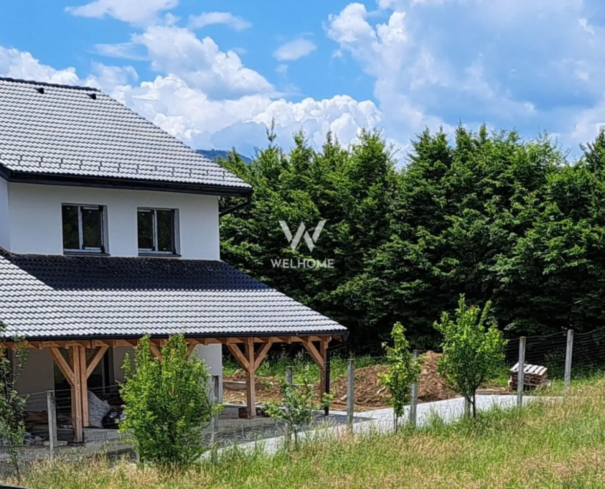 Casa NOUA, 4 camere, 2 bai, terasa si curte - Calea Cisnadiei - Casa NOUA - Calea Cisnadiei - cartier doar case - locatie degajata cu verdeata si vedere munti Casa are 3 dormitoare, 2 bai, living si bucatarie, sunt 120 mp parter si etaj + terasa acoperita 16 mp Teren 260 mp - major distribiut in spatele casei Casa si curte, in vecinatatea padurii - panorama frumoasa, pozitie solara La parter - hol, baie, spatiu depozitare, bucatarie cu camara, living - iesire in terasa acoperita La etaj - 3 dormitoare - cel matrimonial cu dressing si balcon, baie mare, hol Podul este pentru depozitare, acces cu scara batanta O compartimentare placuta, cu spatii suficiente pentru o familie de 3-4 persoane Casa in constructie, predare pe final an 2025 la stadiu semifinisat, incalzire in pardoseala cu pompa de caldura - eficienta termica si economica !! Daca vrei sa cumperi anul acesta si sa te poti muta relativ repede, acesat proprietate este o buna optiune - poti rezerva acum !! Unele imagini sunt cu titlu de prezentare!! Pret vanzare: 205.000 Euro }}