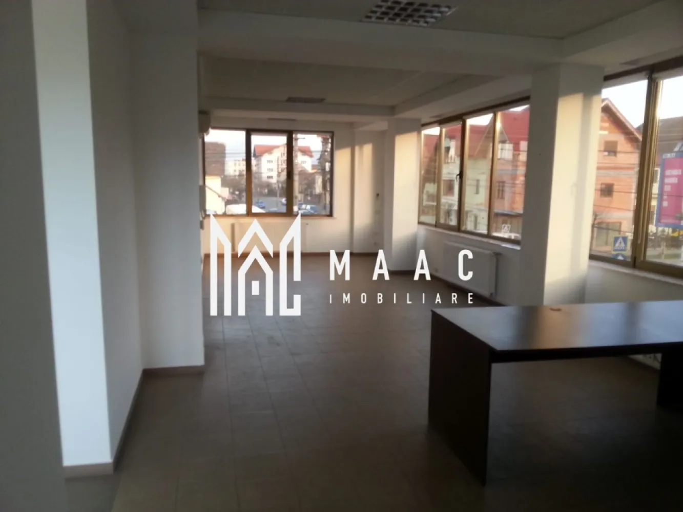 Spațiu Comercial | 70 mp | Calea Dumbrăvii - MAAC Imobiliare vă propune spre închiriere un spațiu comercial situat la etajul 1, pe Calea Dumbrăvii – una dintre cele mai circulate și apreciate zone ale orașului. Localizare: Calea Dumbrăvii, etaj 1 Suprafață utilă: 70 mp Spațiul se închiriază fără biroul de 9,57 mp și fără toaleta de 2,79 mp. Garanție: 2 luni de chirie Spațiul este ideal pentru activități comerciale, birouri, showroom-uri sau cabinete, beneficiind de vizibilitate excelentă și acces facil. Zona este intens circulată, cu numeroase puncte de interes în apropiere, ceea ce garantează un flux constant de potențiali clienți. Pentru mai multe informații sau pentru programarea unei vizionări, vă rugăm să ne contactați specificând ID:CP2825351 }}
