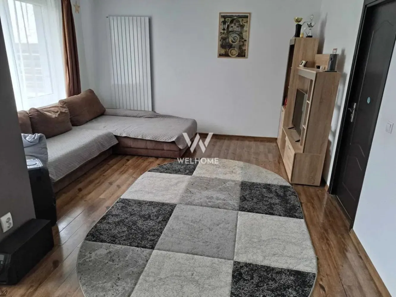 Casă de vânzare în Turnișor– confort, spațiu și intimitate - Se oferă spre vânzare o locuință tip cvadruplex, bine compartimentată, situată într-o zonă liniștită din Zăvoi, apreciată pentru comunitatea de familii tinere și accesul rapid la facilități. Casa dispune de 79,8 mp utili, distribuiți pe două niveluri, cu spații luminoase și funcționale. Caracteristici ale locuinței: Regim de înălțime P + 1E 3 camere: living, bucătărie închisă, 2 dormitoare 2 băi (una pe fiecare nivel) Balcon de 5 mp + debara Construcție din cărămidă, încălzire cu centrală proprie Curte amenajată – 220 mp: Foișor 18 mp Bucătărie de vară 12 mp cu apă potabilă Căsuță depozitare 6 mp Teren liber: 200 mp, toate anexele cu curent electric (tablou separat) Localizare: 2 minute de mers pe jos până la autobuzele 8 și 10 Magazine la 300 m Zonă liniștită, ideală pentru familii 📞 Contact: 0743 030 351 }}