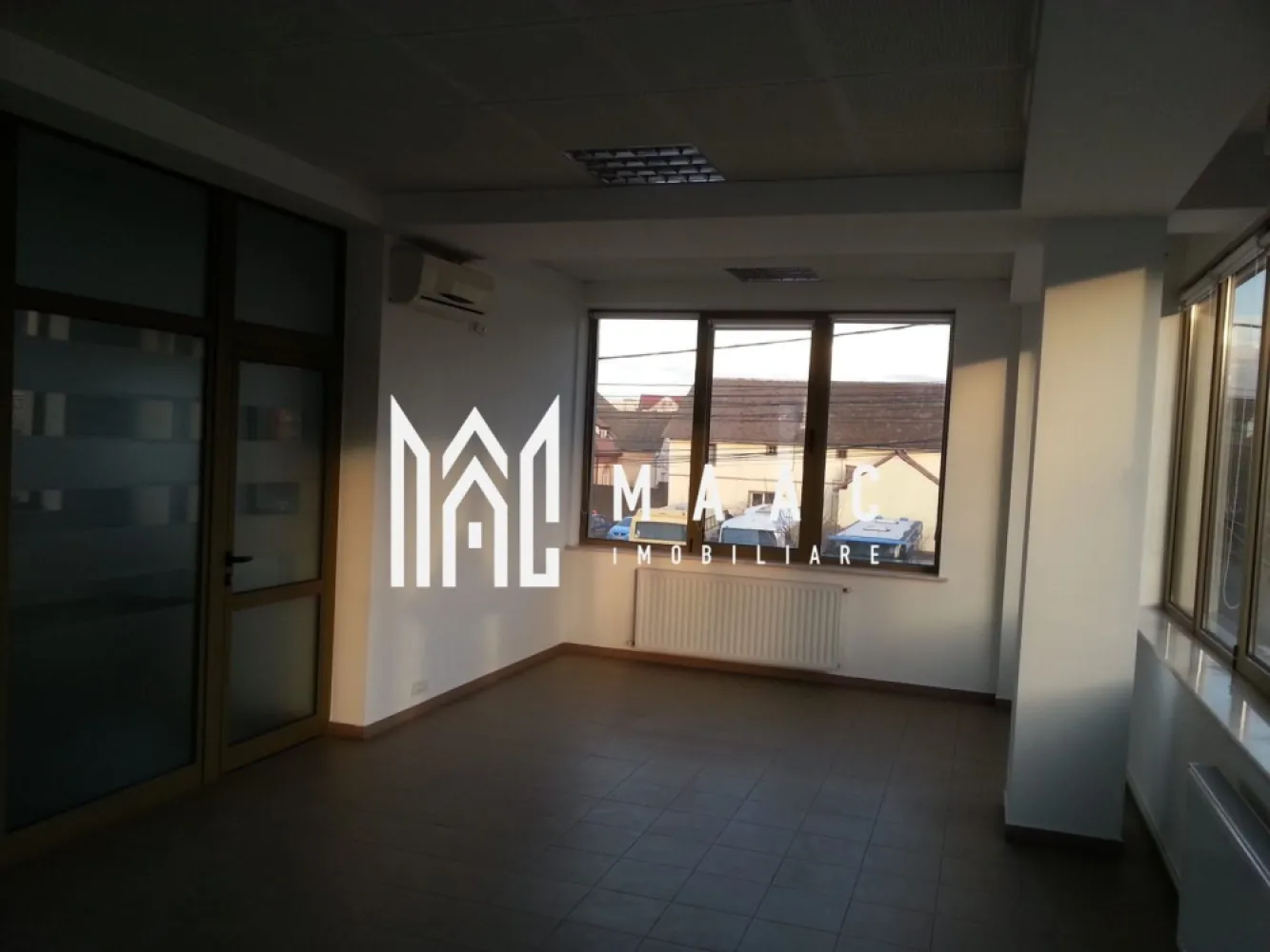 Spațiu Comercial | 70 mp | Calea Dumbrăvii - MAAC Imobiliare vă propune spre închiriere un spațiu comercial situat la etajul 1, pe Calea Dumbrăvii – una dintre cele mai circulate și apreciate zone ale orașului. Localizare: Calea Dumbrăvii, etaj 1 Suprafață utilă: 70 mp Spațiul se închiriază fără biroul de 9,57 mp și fără toaleta de 2,79 mp. Garanție: 2 luni de chirie Spațiul este ideal pentru activități comerciale, birouri, showroom-uri sau cabinete, beneficiind de vizibilitate excelentă și acces facil. Zona este intens circulată, cu numeroase puncte de interes în apropiere, ceea ce garantează un flux constant de potențiali clienți. Pentru mai multe informații sau pentru programarea unei vizionări, vă rugăm să ne contactați specificând ID:CP2825351 }}