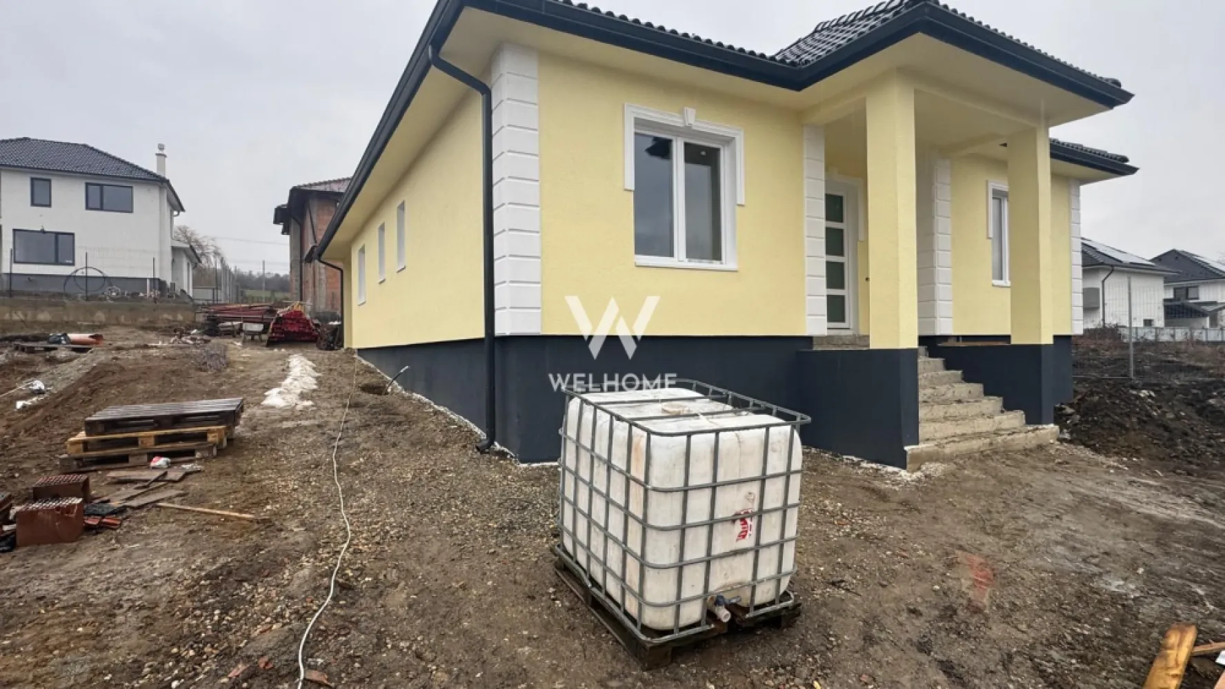 Casă individuală pe un singur nivel - Cisnădie - Vă propunem spre vânzare o casă individuală, pe un singur nivel, situată în Cisnădie, într-o zonă de case noi, ideală pentru familie și pentru cei care își doresc liniște și confort. Compartimentare eficientă și modernă: living generos cu bucătărie open-space, 3 dormitoare, dintre care unul matrimonial cu baie proprie, baie principală, cameră tehnică, hol, terasă cu acces din zona de zi Teren total: 500 mp Curte liberă: aprox. 350 mp – perfectă pentru zonă verde, loc de joacă sau relaxare Stadiu de predare: Interior: la stadiul de alb (ideal pentru personalizare după propriul gust) Exterior: la cheie, cu: gard împrejmuitor, poartă auto, acces pietonal si auto pavat, zona verde. Casa este construită conform unui proiect nou, cu accent pe funcționalitate, lumină naturală și confort. Preț: 227.000 euro – TVA inclus Pentru mai multe detalii, planuri sau programarea unei vizionări, vă stăm cu drag la dispoziție. }}