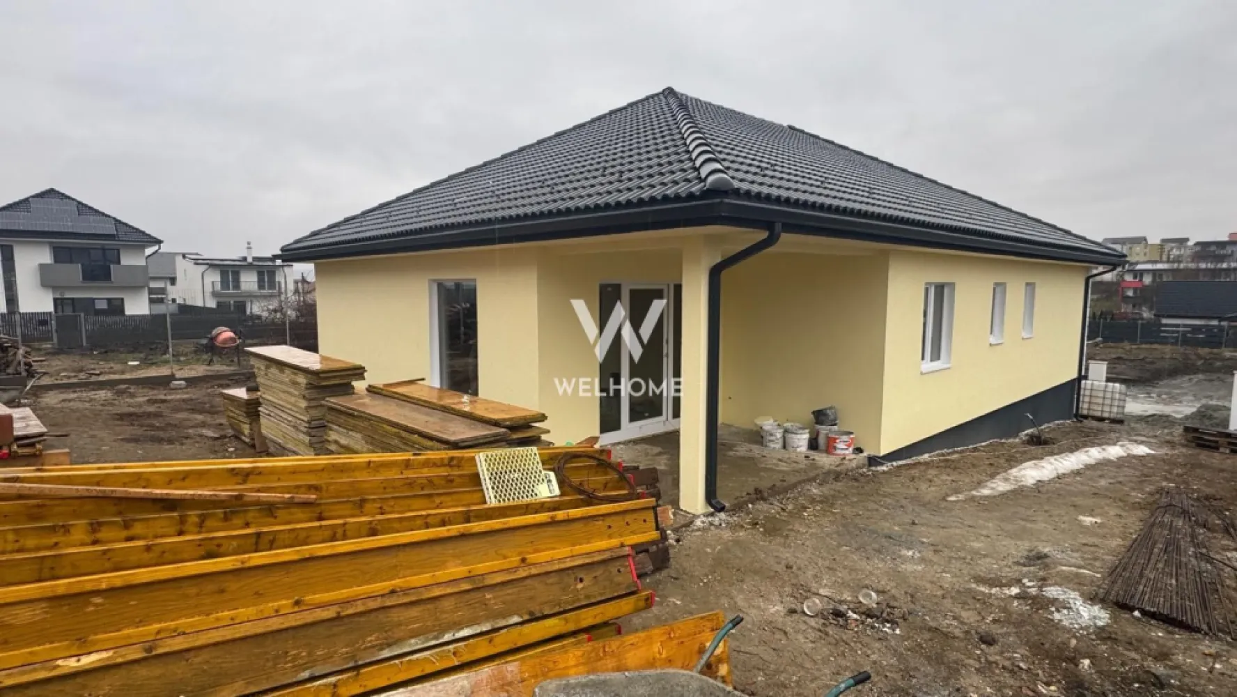 Casă individuală pe un singur nivel - Cisnădie - Vă propunem spre vânzare o casă individuală, pe un singur nivel, situată în Cisnădie, într-o zonă de case noi, ideală pentru familie și pentru cei care își doresc liniște și confort. Compartimentare eficientă și modernă: living generos cu bucătărie open-space, 3 dormitoare, dintre care unul matrimonial cu baie proprie, baie principală, cameră tehnică, hol, terasă cu acces din zona de zi Teren total: 500 mp Curte liberă: aprox. 350 mp – perfectă pentru zonă verde, loc de joacă sau relaxare Stadiu de predare: Interior: la stadiul de alb (ideal pentru personalizare după propriul gust) Exterior: la cheie, cu: gard împrejmuitor, poartă auto, acces pietonal si auto pavat, zona verde. Casa este construită conform unui proiect nou, cu accent pe funcționalitate, lumină naturală și confort. Preț: 227.000 euro – TVA inclus Pentru mai multe detalii, planuri sau programarea unei vizionări, vă stăm cu drag la dispoziție. }}