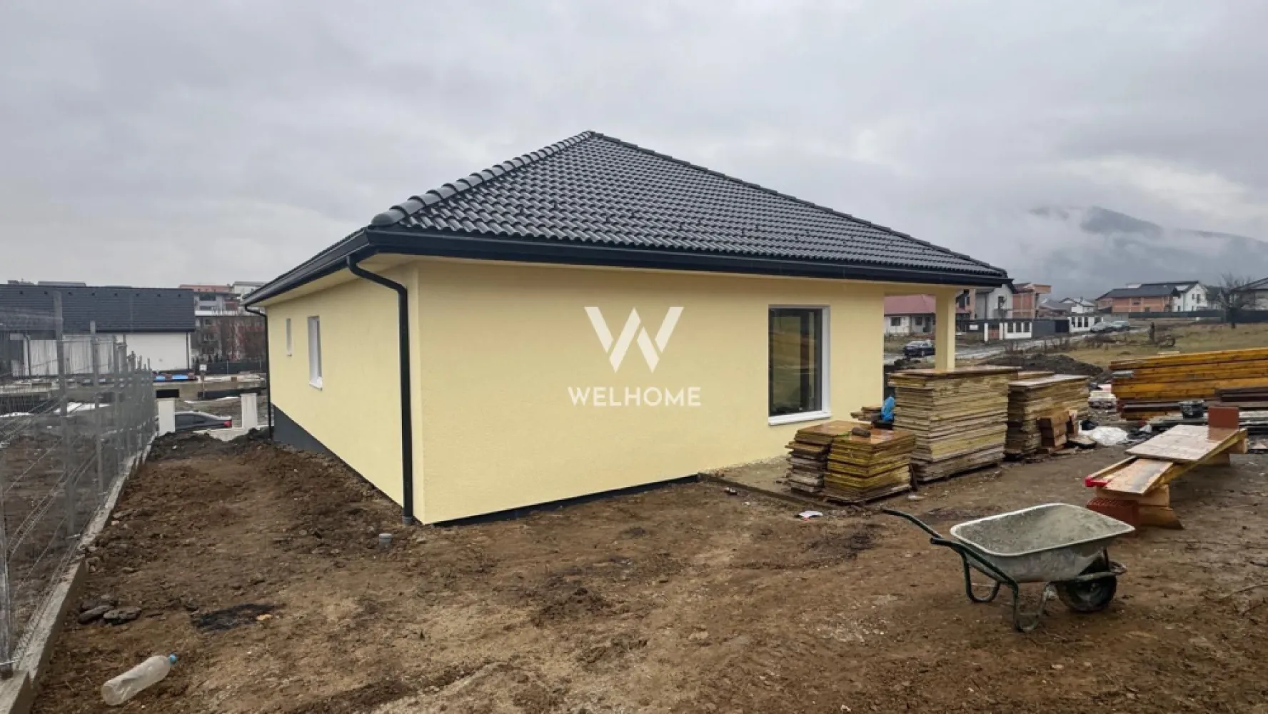 Casă individuală pe un singur nivel - Cisnădie - Vă propunem spre vânzare o casă individuală, pe un singur nivel, situată în Cisnădie, într-o zonă de case noi, ideală pentru familie și pentru cei care își doresc liniște și confort. Compartimentare eficientă și modernă: living generos cu bucătărie open-space, 3 dormitoare, dintre care unul matrimonial cu baie proprie, baie principală, cameră tehnică, hol, terasă cu acces din zona de zi Teren total: 500 mp Curte liberă: aprox. 350 mp – perfectă pentru zonă verde, loc de joacă sau relaxare Stadiu de predare: Interior: la stadiul de alb (ideal pentru personalizare după propriul gust) Exterior: la cheie, cu: gard împrejmuitor, poartă auto, acces pietonal si auto pavat, zona verde. Casa este construită conform unui proiect nou, cu accent pe funcționalitate, lumină naturală și confort. Preț: 227.000 euro – TVA inclus Pentru mai multe detalii, planuri sau programarea unei vizionări, vă stăm cu drag la dispoziție. }}