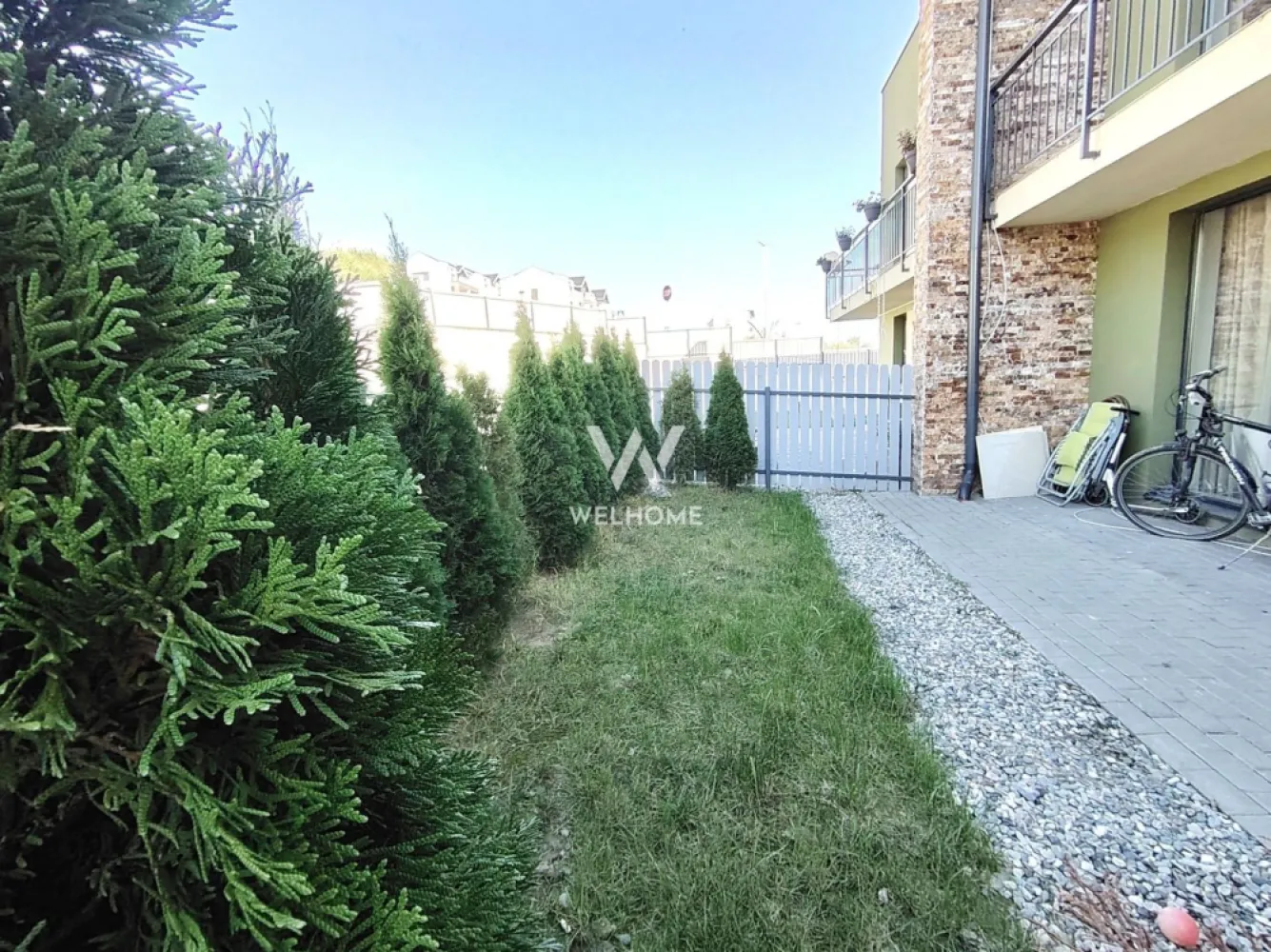 Casa la pret de apartament !! 4 camere 2 bai - Doar 1500 euro/mp !! Casa mobilata, uzura minima, curte si parcare ( 2 locuri ) Casa realizata in 2022, uzura minima - ideala pentru 2-3 persoane - Casa tip townhouse 4 camere, 3 dormitoare, Zona Aeroport - Sibiu - directia Cristian Casa situata in apropiere de Aeroport, Metro, Autostrada - 10/15 min cu auto pana in Centru Sibiu Locuinta are parter si etaj ( 88 mp ) si curte cca 40 mp - separat parcari auto Parter: living open cu bucatarie, baie. spatiu tehnic Etaj: 3 camere - cea mica poate fi dressing/birou, hol, baie, balcon 7 mp Dotata cu mobilier si electrocasnice, geamuri termopan, pompa de caldura si incalzire pardoseala O locuinta intima si primitoare ce poate fi noul tau camin !! Pret vanzare 139.990 Euro - libera de scarcini !! Diana: 0746.107.600 }}