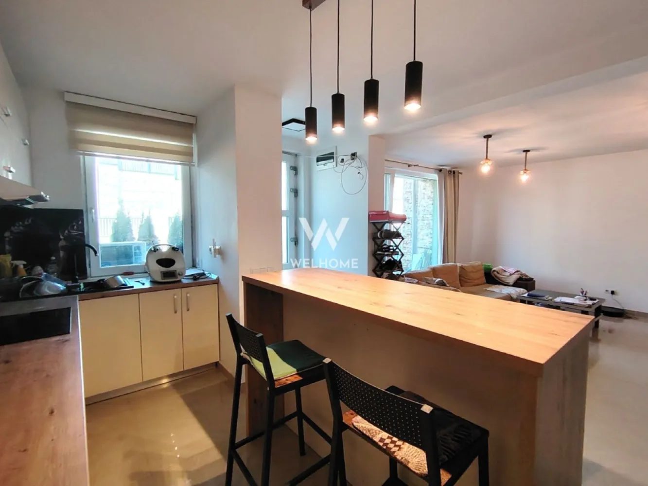 Casa la pret de apartament !! 4 camere 2 bai - Doar 1500 euro/mp !! Casa mobilata, uzura minima, curte si parcare ( 2 locuri ) Casa realizata in 2022, uzura minima - ideala pentru 2-3 persoane - Casa tip townhouse 4 camere, 3 dormitoare, Zona Aeroport - Sibiu - directia Cristian Casa situata in apropiere de Aeroport, Metro, Autostrada - 10/15 min cu auto pana in Centru Sibiu Locuinta are parter si etaj ( 88 mp ) si curte cca 40 mp - separat parcari auto Parter: living open cu bucatarie, baie. spatiu tehnic Etaj: 3 camere - cea mica poate fi dressing/birou, hol, baie, balcon 7 mp Dotata cu mobilier si electrocasnice, geamuri termopan, pompa de caldura si incalzire pardoseala O locuinta intima si primitoare ce poate fi noul tau camin !! Pret vanzare 139.990 Euro - libera de scarcini !! Diana: 0746.107.600 }}