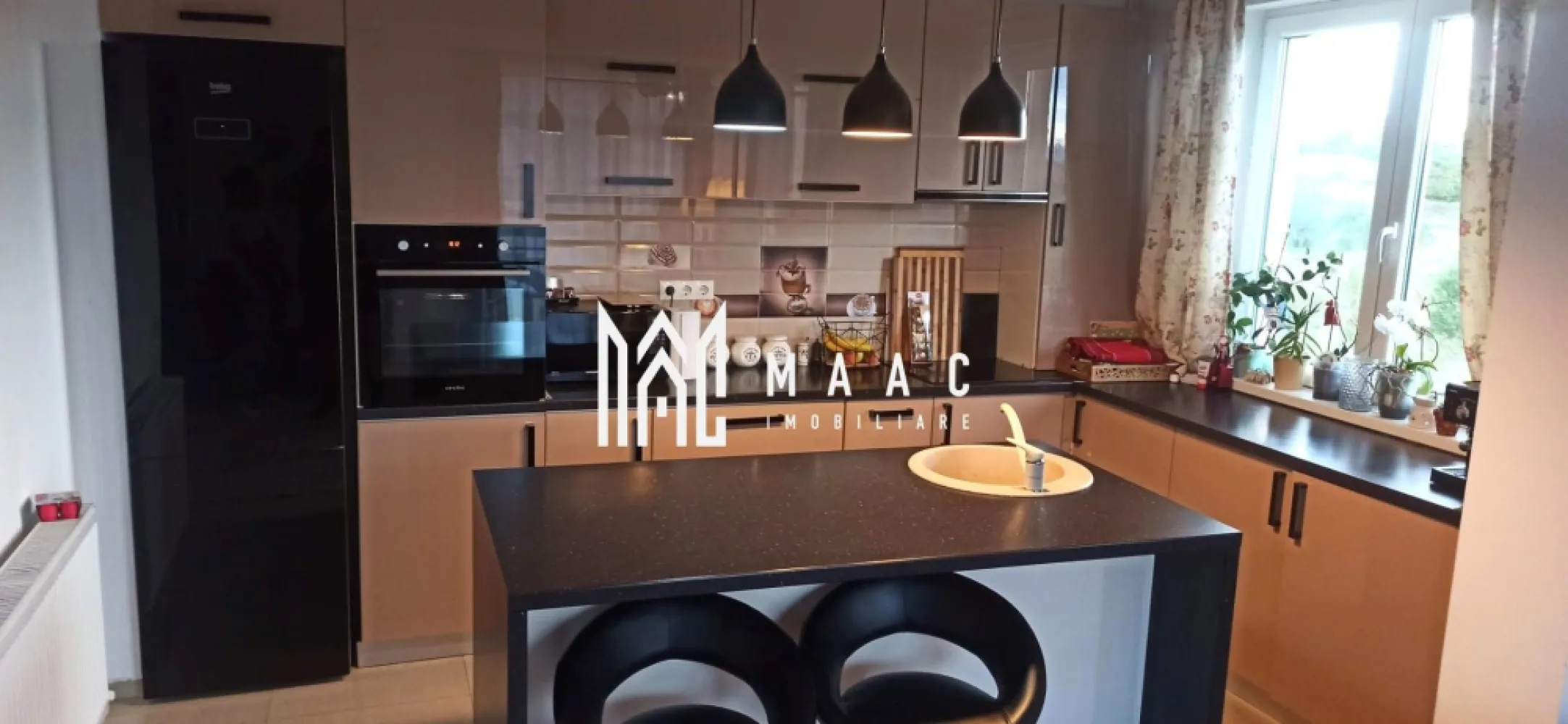 Apartament 3 camere I Pod I 2 Parcări I Selimbăr - MAAC Imobiliare vă propune spre achiziție un apartament deosebit, situat în Selimbăr, pe o stradă liniștită. Detalii proprietate: • 3 camere spațioase • Suprafață utilă: 76.2 mp • Etaj: 2 • Pod pe toată suprafața apartamentului, cu acces direct — perfect pentru depozitare sau amenajare ulterioară • 2 locuri de parcare incluse • Complet mobilat și utilat Acest apartament se remarcă prin compartimentarea eficientă și avantajul rar al podului privat. Pentru detalii suplimentare, vă rugăm să menționați atunci când ne contactați ID: CP2825014 . }}