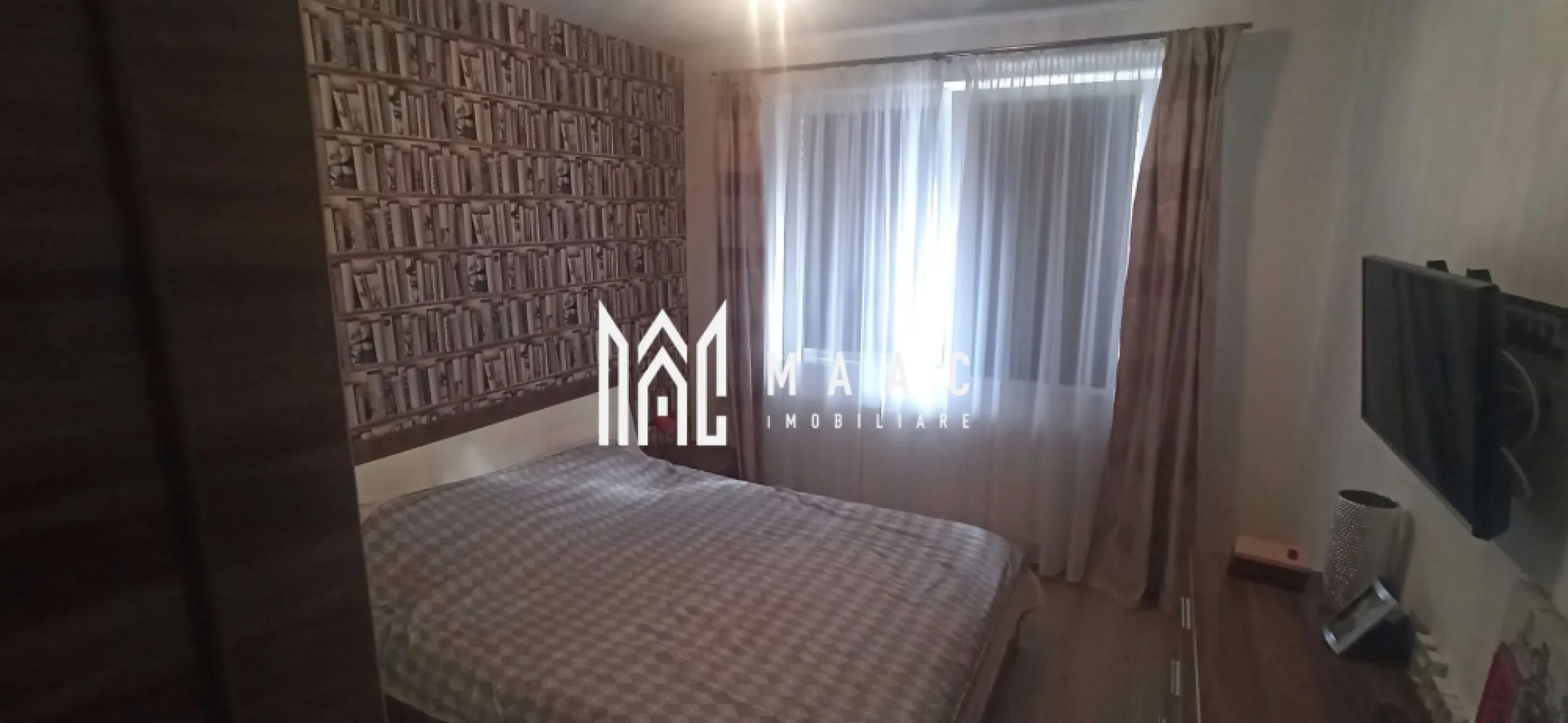 Apartament 3 camere I Pod I 2 Parcări I Selimbăr - MAAC Imobiliare vă propune spre achiziție un apartament deosebit, situat în Selimbăr, pe o stradă liniștită. Detalii proprietate: • 3 camere spațioase • Suprafață utilă: 76.2 mp • Etaj: 2 • Pod pe toată suprafața apartamentului, cu acces direct — perfect pentru depozitare sau amenajare ulterioară • 2 locuri de parcare incluse • Complet mobilat și utilat Acest apartament se remarcă prin compartimentarea eficientă și avantajul rar al podului privat. Pentru detalii suplimentare, vă rugăm să menționați atunci când ne contactați ID: CP2825014 . }}