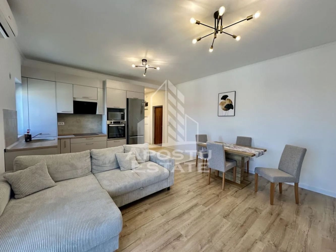 Apartament cu 2 camere, nou, mobilat, zona Braytim - APOSTU ESTATE va ofera spre vanzare un apartament cu 2 camere, mobilat, situat la etajul 3 din 3 al unui bloc din zona Braytim.
Imobilul beneficiaza de o suprafata de 47 mp utili + balcon de aproximativ 7 mp.
Apartamentul este nou, nefolosit.
Confortul termic se realizeaza cu ajutorul centralei proprii pe gaz cu incalzire in pardoseala, iar in dormitor beneficiaza de calorifer.
Dispune de clima.
Geamuri tripan, usi Porta Doors.
Bucataria este complet utilata avand masina de spalat vase, plita, hota, cuptor, frigier, etc.
Se vinde complet utilat si mobilat.

Compartimentare:
- hol acces
- baie cu cada si geam
- living open space
- bucatarie
- dormitor
- balcon deschis

Pretul este 100.000 euro negociabil
Va asteptam cu drag la o vizionare!
CP 2691236