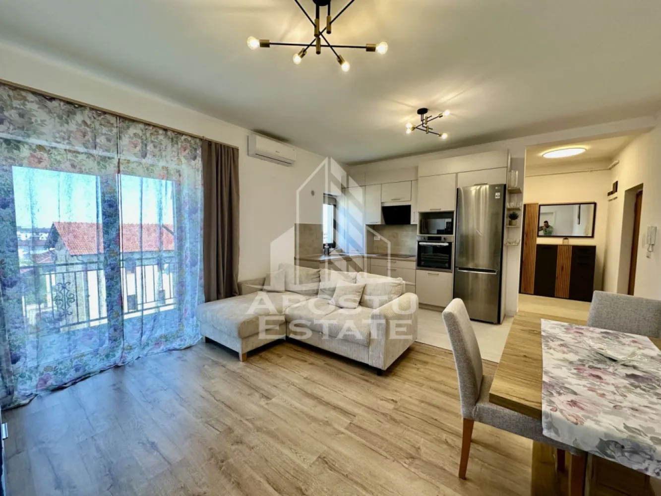Apartament cu 2 camere, nou, mobilat, zona Braytim - APOSTU ESTATE va ofera spre vanzare un apartament cu 2 camere, mobilat, situat la etajul 3 din 3 al unui bloc din zona Braytim.
Imobilul beneficiaza de o suprafata de 47 mp utili + balcon de aproximativ 7 mp.
Apartamentul este nou, nefolosit.
Confortul termic se realizeaza cu ajutorul centralei proprii pe gaz cu incalzire in pardoseala, iar in dormitor beneficiaza de calorifer.
Dispune de clima.
Geamuri tripan, usi Porta Doors.
Bucataria este complet utilata avand masina de spalat vase, plita, hota, cuptor, frigier, etc.
Se vinde complet utilat si mobilat.

Compartimentare:
- hol acces
- baie cu cada si geam
- living open space
- bucatarie
- dormitor
- balcon deschis

Pretul este 100.000 euro negociabil
Va asteptam cu drag la o vizionare!
CP 2691236