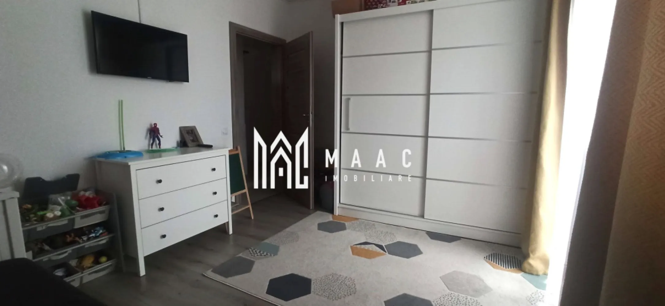 Apartament 3 camere I Pod I 2 Parcări I Selimbăr - MAAC Imobiliare vă propune spre achiziție un apartament deosebit, situat în Selimbăr, pe o stradă liniștită. Detalii proprietate: • 3 camere spațioase • Suprafață utilă: 76.2 mp • Etaj: 2 • Pod pe toată suprafața apartamentului, cu acces direct — perfect pentru depozitare sau amenajare ulterioară • 2 locuri de parcare incluse • Complet mobilat și utilat Acest apartament se remarcă prin compartimentarea eficientă și avantajul rar al podului privat. Pentru detalii suplimentare, vă rugăm să menționați atunci când ne contactați ID: CP2825014 . }}