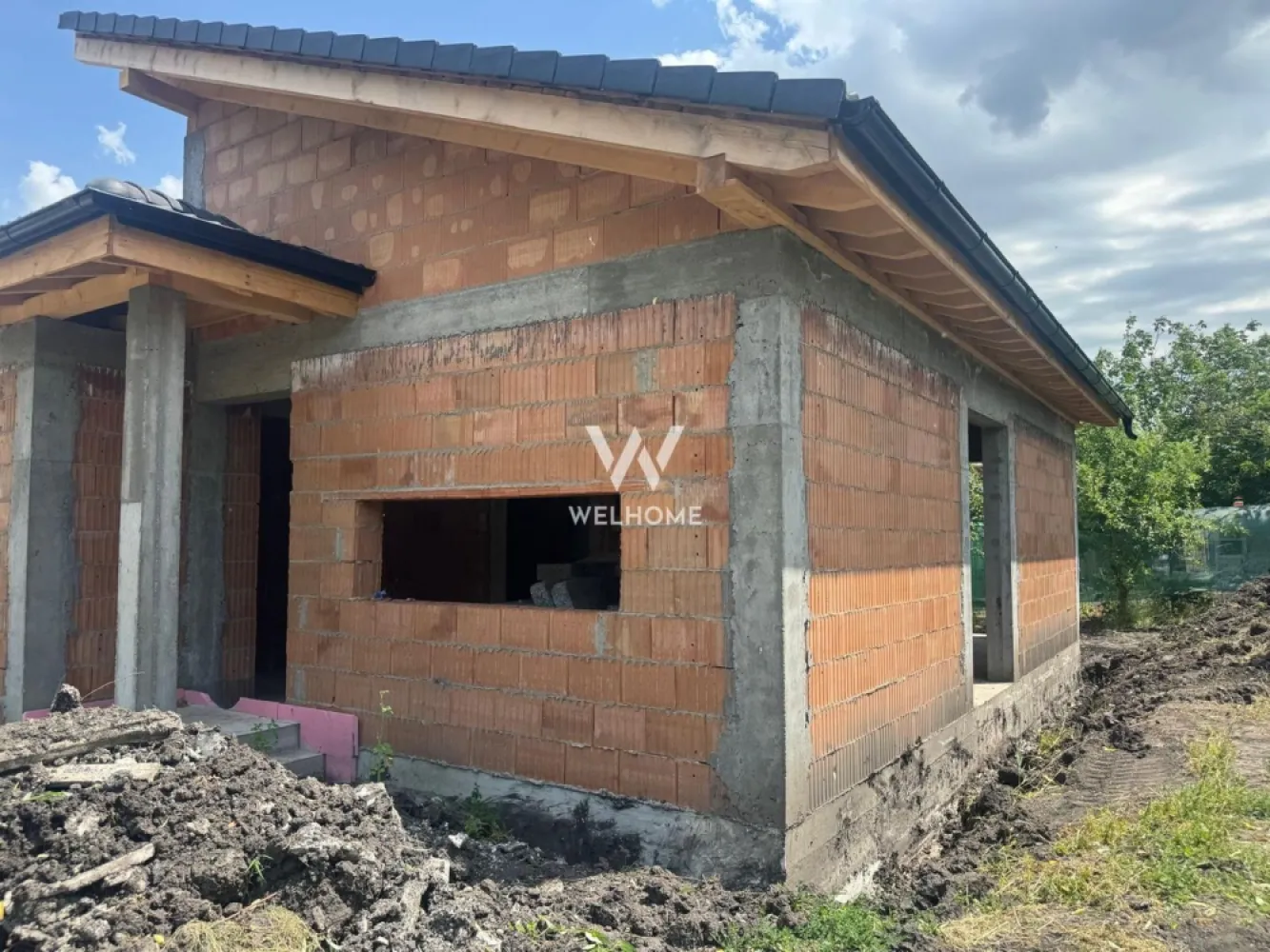 Casa individuala noua, deosebita - Parter -Sura Mica - Sibiu - Welhome Imobiliare va propune spre vanzare o casa individuala dispusa pe Parter in Sura Mica Proiect frumos si compartimentare utila. Compartimentare: - living cu bucatarie (se pot separa) - 47 mp - 3 dormitoare spatioase (unul cu baie si dressing propriu) - 2 bai - Hol - Camera tehnica Casa se preda la CHEIE EXTERIOR cu gard, poarta, pavaj; La ALB la INTERIOR bransata la apa, canalizare, energie electrica, gaze naturale Constructie din beton si caramida Porotherm, sarpanta din lemn si invelitoare din tigla Bramac, izolatie din polistiren de 15 cm grosime cu densitate 80. Termen de predare: August 2026. Pret: 214000 euro Se accepta plata din surse proprii si credit ipotecar. Telefon: 0753277310. }}