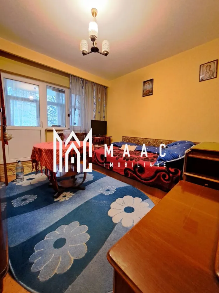 Apartament 2 camere | etaj 1 | Republicii | Nord | - MAAC IMOBILIARE vă propune spre vânzare un apartament cu 2 camere decomandat, situat într-una dintre cele mai apreciate zone ale orașului – Nord Republicii, ideal atât pentru locuință personală, cât și pentru investiție. Apartamentul dispune de o suprafață utilă de 49,91 mp și este completat de două balcoane spațioase, fiecare având 3,94 mp, rezultând o suprafață totală de 57,79 mp. Proprietatea este amplasată stradal, la etajul 1 din 4 al unui imobil bine întreținut, prevăzut cu mansardă, oferind astfel un avantaj important din punct de vedere al confortului termic și al poziționării. Compartimentarea este decomandată, fiind eficient organizată pentru a asigura un nivel ridicat de confort și intimitate: -hol de acces generos -living luminos, cu acces către unul dintre balcoane -dormitor spațios, cu acces către al doilea balcon -bucătărie separată, bine ventilată, cu geam termopan -baie Locuința beneficiază de multiple îmbunătățiri și dotări care contribuie la confortul zilnic: -două balcoane închise cu tâmplărie PVC (termopan), ideale pentru spații suplimentare de depozitare sau relaxare -tâmplărie termopan atât la ușile de acces către balcoane, cât și la bucătărie -ușă metalică la intrare pentru siguranță sporită -aer condiționat, asigurând un climat plăcut pe timpul sezonului cald -apartamentul se vinde parțial mobilat și utilat, oferind posibilitatea mutării imediate sau personalizării ulterioare Poziționarea este un real avantaj, zona Nord Republicii fiind recunoscută pentru accesibilitate și facilități multiple: -în proximitate se regăsesc școli și licee, ideale pentru familii -magazine, piață, farmacii și alte servicii esențiale la doar câteva minute distanță -acces rapid către centre comerciale precum Kaufland și Lidl -mijloace de transport în comun în apropiere -locuri de parcare disponibile în zonă Fiind situat la etajul 1 și pe mijlocul blocului, apartamentul beneficiază de eficiență termică ridicată și costuri reduse de întreținere. Această proprietate reprezintă o alegere excelentă pentru cei care își doresc un apartament bine compartimentat, luminos și poziționat într-o zonă cu toate facilitățile la îndemână. Pentru informații suplimentare sau pentru programarea unei vizionări, echipa MAAC IMOBILIARE vă stă cu drag la dispoziție. CP2984706 }}