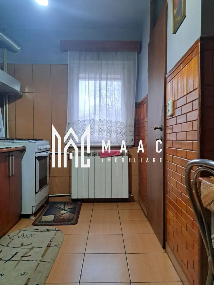 Apartament 2 camere | etaj 1 | Republicii | Nord | - MAAC IMOBILIARE vă propune spre vânzare un apartament cu 2 camere decomandat, situat într-una dintre cele mai apreciate zone ale orașului – Nord Republicii, ideal atât pentru locuință personală, cât și pentru investiție. Apartamentul dispune de o suprafață utilă de 49,91 mp și este completat de două balcoane spațioase, fiecare având 3,94 mp, rezultând o suprafață totală de 57,79 mp. Proprietatea este amplasată stradal, la etajul 1 din 4 al unui imobil bine întreținut, prevăzut cu mansardă, oferind astfel un avantaj important din punct de vedere al confortului termic și al poziționării. Compartimentarea este decomandată, fiind eficient organizată pentru a asigura un nivel ridicat de confort și intimitate: -hol de acces generos -living luminos, cu acces către unul dintre balcoane -dormitor spațios, cu acces către al doilea balcon -bucătărie separată, bine ventilată, cu geam termopan -baie Locuința beneficiază de multiple îmbunătățiri și dotări care contribuie la confortul zilnic: -două balcoane închise cu tâmplărie PVC (termopan), ideale pentru spații suplimentare de depozitare sau relaxare -tâmplărie termopan atât la ușile de acces către balcoane, cât și la bucătărie -ușă metalică la intrare pentru siguranță sporită -aer condiționat, asigurând un climat plăcut pe timpul sezonului cald -apartamentul se vinde parțial mobilat și utilat, oferind posibilitatea mutării imediate sau personalizării ulterioare Poziționarea este un real avantaj, zona Nord Republicii fiind recunoscută pentru accesibilitate și facilități multiple: -în proximitate se regăsesc școli și licee, ideale pentru familii -magazine, piață, farmacii și alte servicii esențiale la doar câteva minute distanță -acces rapid către centre comerciale precum Kaufland și Lidl -mijloace de transport în comun în apropiere -locuri de parcare disponibile în zonă Fiind situat la etajul 1 și pe mijlocul blocului, apartamentul beneficiază de eficiență termică ridicată și costuri reduse de întreținere. Această proprietate reprezintă o alegere excelentă pentru cei care își doresc un apartament bine compartimentat, luminos și poziționat într-o zonă cu toate facilitățile la îndemână. Pentru informații suplimentare sau pentru programarea unei vizionări, echipa MAAC IMOBILIARE vă stă cu drag la dispoziție. CP2984706 }}