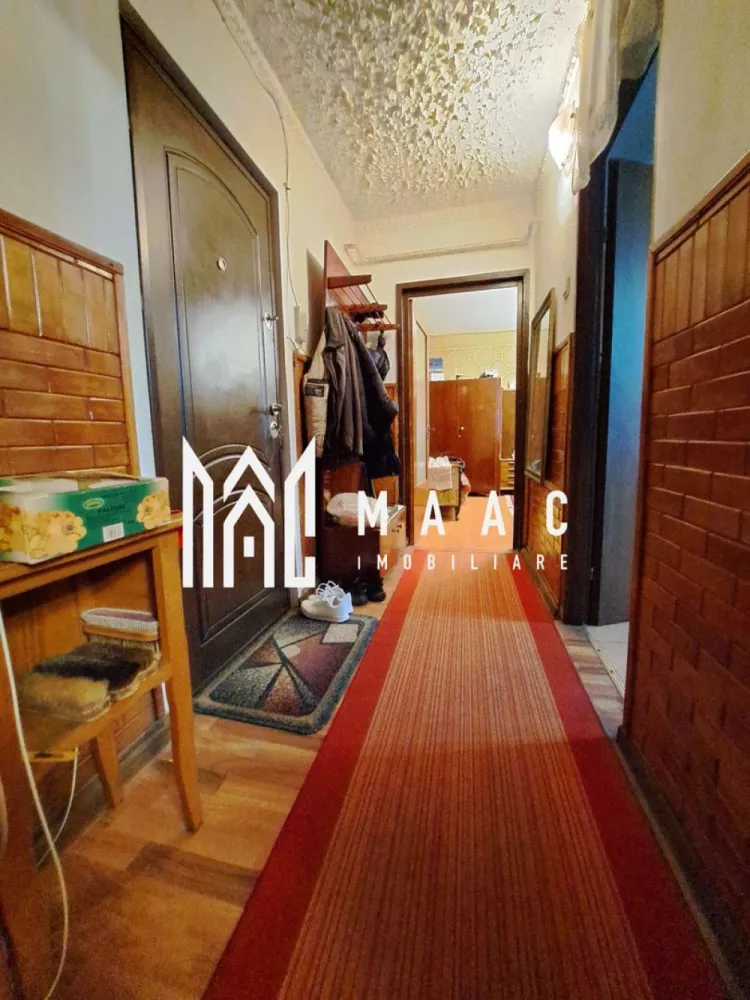 Apartament 2 camere | etaj 1 | Republicii | Nord | - MAAC IMOBILIARE vă propune spre vânzare un apartament cu 2 camere decomandat, situat într-una dintre cele mai apreciate zone ale orașului – Nord Republicii, ideal atât pentru locuință personală, cât și pentru investiție. Apartamentul dispune de o suprafață utilă de 49,91 mp și este completat de două balcoane spațioase, fiecare având 3,94 mp, rezultând o suprafață totală de 57,79 mp. Proprietatea este amplasată stradal, la etajul 1 din 4 al unui imobil bine întreținut, prevăzut cu mansardă, oferind astfel un avantaj important din punct de vedere al confortului termic și al poziționării. Compartimentarea este decomandată, fiind eficient organizată pentru a asigura un nivel ridicat de confort și intimitate: -hol de acces generos -living luminos, cu acces către unul dintre balcoane -dormitor spațios, cu acces către al doilea balcon -bucătărie separată, bine ventilată, cu geam termopan -baie Locuința beneficiază de multiple îmbunătățiri și dotări care contribuie la confortul zilnic: -două balcoane închise cu tâmplărie PVC (termopan), ideale pentru spații suplimentare de depozitare sau relaxare -tâmplărie termopan atât la ușile de acces către balcoane, cât și la bucătărie -ușă metalică la intrare pentru siguranță sporită -aer condiționat, asigurând un climat plăcut pe timpul sezonului cald -apartamentul se vinde parțial mobilat și utilat, oferind posibilitatea mutării imediate sau personalizării ulterioare Poziționarea este un real avantaj, zona Nord Republicii fiind recunoscută pentru accesibilitate și facilități multiple: -în proximitate se regăsesc școli și licee, ideale pentru familii -magazine, piață, farmacii și alte servicii esențiale la doar câteva minute distanță -acces rapid către centre comerciale precum Kaufland și Lidl -mijloace de transport în comun în apropiere -locuri de parcare disponibile în zonă Fiind situat la etajul 1 și pe mijlocul blocului, apartamentul beneficiază de eficiență termică ridicată și costuri reduse de întreținere. Această proprietate reprezintă o alegere excelentă pentru cei care își doresc un apartament bine compartimentat, luminos și poziționat într-o zonă cu toate facilitățile la îndemână. Pentru informații suplimentare sau pentru programarea unei vizionări, echipa MAAC IMOBILIARE vă stă cu drag la dispoziție. CP2984706 }}