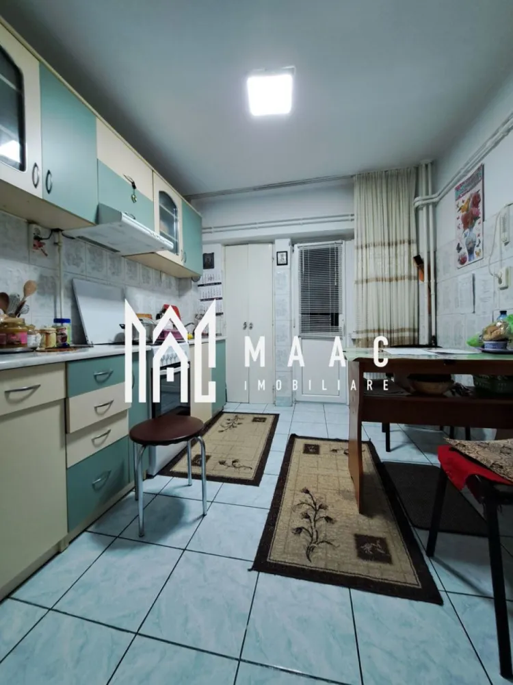 Apartament 4 camere | etaj 1 | Lenin Sud | - MAAC IMOBILIARE vă propune spre vânzare un apartament spațios cu 4 camere, decomandat, situat la etajul 1 din 8, într-un imobil bine întreținut, dotat cu lift nou, în zona Lenin Sud. Cu o suprafață utilă generoasă de 94,40 mp, această proprietate este ideală pentru o familie care își dorește confort, spațiu și o compartimentare eficientă. Compartimentare practică: -Living luminos și 3 dormitoare -Bucătărie separată 2 băi: -baie mare cu cabină de duș, chiuveta si WC -baie de serviciu cu chiuvetă și WC 3 debarale (2 pe hol și 1 în bucătărie), ideale pentru depozitare Debara comună pe casa scării Beneficii și dotări: -Apartament decomandat -Etaj intermediar (1/8) -Lift nou -Încălzire cu gigacalorimetru și calorifere noi -Uși și geamuri termopan schimbate -Ușă metalică la intrare Spații exterioare: -Balcon generos (12 mp) cu acces din sufragerie și bucătărie -Balcon secundar (9,20 mp) cu acces din dormitor Localizare excelentă: Situat în zona Lenin Sud, pe stradă principală, cu acces facil la mijloace de transport, magazine și alte puncte de interes. În spatele blocului se regăsesc numeroase locuri de parcare. Această proprietate reprezintă alegerea ideală atât pentru locuință proprie, cât și pentru investiție. Pentru mai multe informații și programarea unei vizionări, echipa MAAC IMOBILIARE vă stă la dispoziție! CP2984649 }}