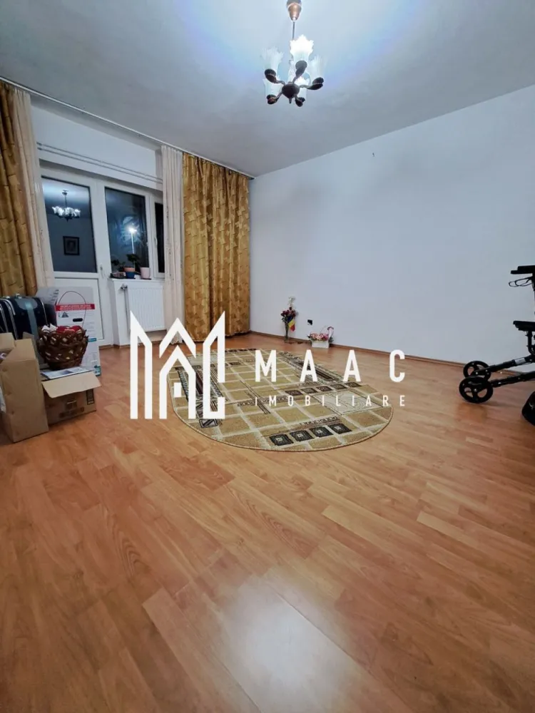 Apartament 4 camere | etaj 1 | Lenin Sud | - MAAC IMOBILIARE vă propune spre vânzare un apartament spațios cu 4 camere, decomandat, situat la etajul 1 din 8, într-un imobil bine întreținut, dotat cu lift nou, în zona Lenin Sud. Cu o suprafață utilă generoasă de 94,40 mp, această proprietate este ideală pentru o familie care își dorește confort, spațiu și o compartimentare eficientă. Compartimentare practică: -Living luminos și 3 dormitoare -Bucătărie separată 2 băi: -baie mare cu cabină de duș, chiuveta si WC -baie de serviciu cu chiuvetă și WC 3 debarale (2 pe hol și 1 în bucătărie), ideale pentru depozitare Debara comună pe casa scării Beneficii și dotări: -Apartament decomandat -Etaj intermediar (1/8) -Lift nou -Încălzire cu gigacalorimetru și calorifere noi -Uși și geamuri termopan schimbate -Ușă metalică la intrare Spații exterioare: -Balcon generos (12 mp) cu acces din sufragerie și bucătărie -Balcon secundar (9,20 mp) cu acces din dormitor Localizare excelentă: Situat în zona Lenin Sud, pe stradă principală, cu acces facil la mijloace de transport, magazine și alte puncte de interes. În spatele blocului se regăsesc numeroase locuri de parcare. Această proprietate reprezintă alegerea ideală atât pentru locuință proprie, cât și pentru investiție. Pentru mai multe informații și programarea unei vizionări, echipa MAAC IMOBILIARE vă stă la dispoziție! CP2984649 }}