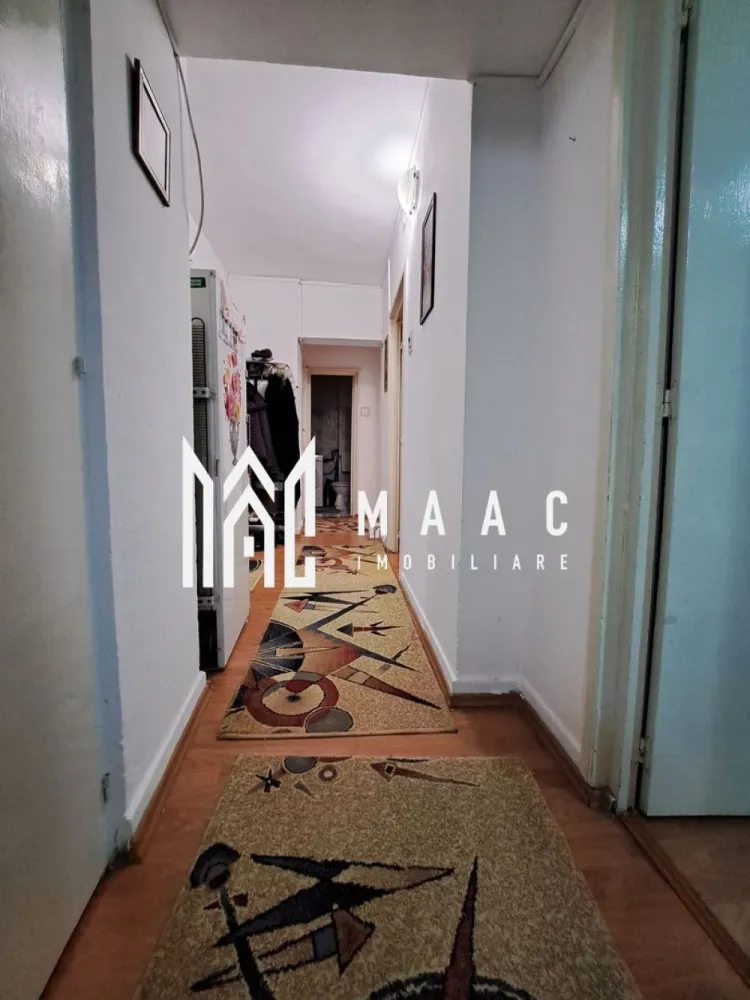 Apartament 4 camere | etaj 1 | Lenin Sud | - MAAC IMOBILIARE vă propune spre vânzare un apartament spațios cu 4 camere, decomandat, situat la etajul 1 din 8, într-un imobil bine întreținut, dotat cu lift nou, în zona Lenin Sud. Cu o suprafață utilă generoasă de 94,40 mp, această proprietate este ideală pentru o familie care își dorește confort, spațiu și o compartimentare eficientă. Compartimentare practică: -Living luminos și 3 dormitoare -Bucătărie separată 2 băi: -baie mare cu cabină de duș, chiuveta si WC -baie de serviciu cu chiuvetă și WC 3 debarale (2 pe hol și 1 în bucătărie), ideale pentru depozitare Debara comună pe casa scării Beneficii și dotări: -Apartament decomandat -Etaj intermediar (1/8) -Lift nou -Încălzire cu gigacalorimetru și calorifere noi -Uși și geamuri termopan schimbate -Ușă metalică la intrare Spații exterioare: -Balcon generos (12 mp) cu acces din sufragerie și bucătărie -Balcon secundar (9,20 mp) cu acces din dormitor Localizare excelentă: Situat în zona Lenin Sud, pe stradă principală, cu acces facil la mijloace de transport, magazine și alte puncte de interes. În spatele blocului se regăsesc numeroase locuri de parcare. Această proprietate reprezintă alegerea ideală atât pentru locuință proprie, cât și pentru investiție. Pentru mai multe informații și programarea unei vizionări, echipa MAAC IMOBILIARE vă stă la dispoziție! CP2984649 }}