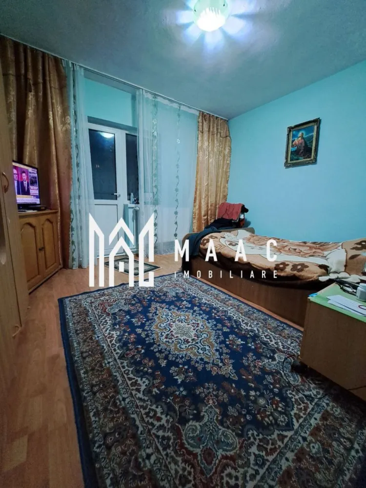 Apartament 4 camere | etaj 1 | Lenin Sud | - MAAC IMOBILIARE vă propune spre vânzare un apartament spațios cu 4 camere, decomandat, situat la etajul 1 din 8, într-un imobil bine întreținut, dotat cu lift nou, în zona Lenin Sud. Cu o suprafață utilă generoasă de 94,40 mp, această proprietate este ideală pentru o familie care își dorește confort, spațiu și o compartimentare eficientă. Compartimentare practică: -Living luminos și 3 dormitoare -Bucătărie separată 2 băi: -baie mare cu cabină de duș, chiuveta si WC -baie de serviciu cu chiuvetă și WC 3 debarale (2 pe hol și 1 în bucătărie), ideale pentru depozitare Debara comună pe casa scării Beneficii și dotări: -Apartament decomandat -Etaj intermediar (1/8) -Lift nou -Încălzire cu gigacalorimetru și calorifere noi -Uși și geamuri termopan schimbate -Ușă metalică la intrare Spații exterioare: -Balcon generos (12 mp) cu acces din sufragerie și bucătărie -Balcon secundar (9,20 mp) cu acces din dormitor Localizare excelentă: Situat în zona Lenin Sud, pe stradă principală, cu acces facil la mijloace de transport, magazine și alte puncte de interes. În spatele blocului se regăsesc numeroase locuri de parcare. Această proprietate reprezintă alegerea ideală atât pentru locuință proprie, cât și pentru investiție. Pentru mai multe informații și programarea unei vizionări, echipa MAAC IMOBILIARE vă stă la dispoziție! CP2984649 }}