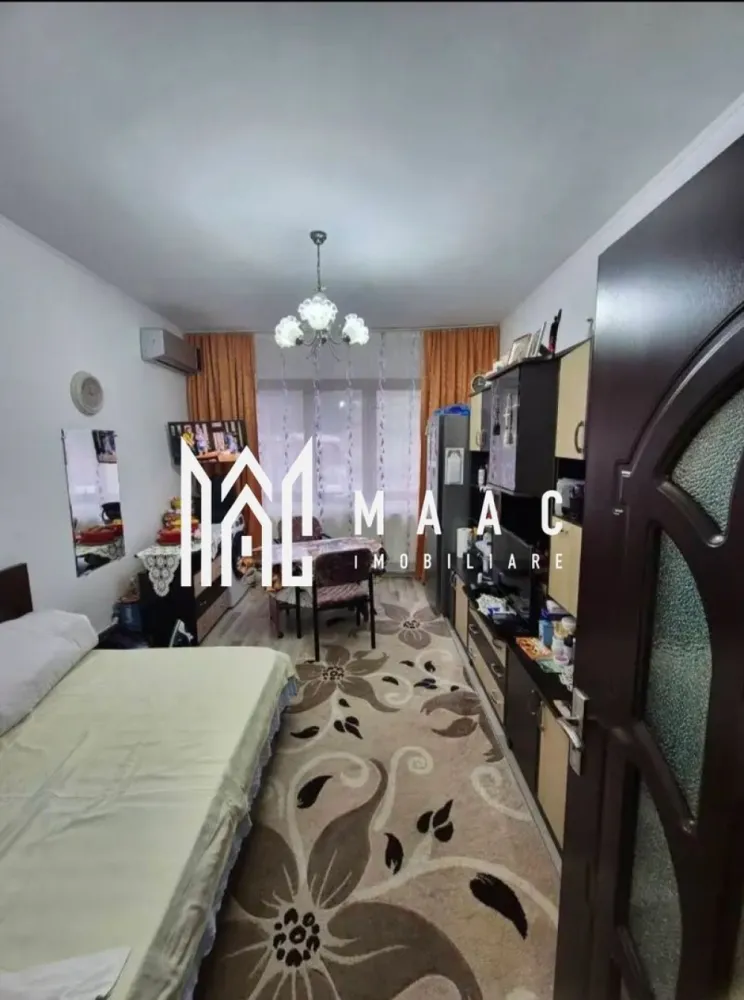 Garsoniera Troianu | etaj 2 | mobilata si utilata| bloc anvelopat | - MAAC IMOBILIARE vă propune spre vânzare o garsonieră cochetă, situată în zona Troianu, în imediata apropiere a Liceului General Magheru, ideală pentru locuit sau investiție. Proprietatea este amplasată la etajul 2 al unui bloc liniștit și curat, recent anvelopat, oferind astfel un plus de confort termic și costuri reduse de întreținere. Garsoniera are o suprafață utilă de 22 mp, fiind eficient compartimentată pentru a valorifica fiecare spațiu disponibil. Locuința beneficiază de multiple îmbunătățiri și dotări: -aer condiționat, pentru un climat optim în orice sezon -geamuri termopan cu ramă de stejar, ce oferă atât izolare fonică și termică, cât și un aspect plăcut -finisaje moderne: parchet, gresie și faianță -instalațiile electrică și sanitară complet schimbate, eliminând necesitatea unor investiții suplimentare Garsoniera se vinde complet utilată (cu excepția electrocasnicelor), fiind pregătită pentru mutare imediată sau pentru a fi personalizată după preferințele viitorului proprietar. Zona Troianu este apreciată pentru accesibilitate și proximitatea față de puncte de interes: instituții de învățământ, magazine, mijloace de transport și alte facilități urbane. O oportunitate excelentă pentru cei care caută o locuință compactă, bine întreținută, într-o zonă liniștită și bine conectată! Pentru mai multe detalii și programarea unei vizionări, vă invităm să contactați echipa MAAC IMOBILIARE. CP2984753 }}