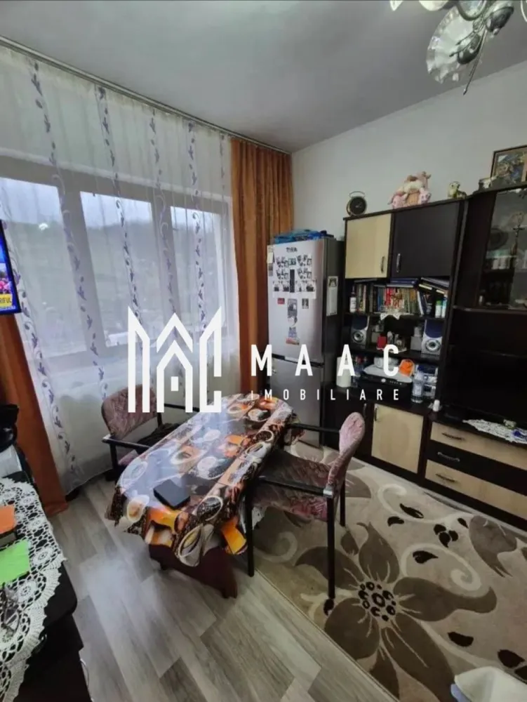 Garsoniera Troianu | etaj 2 | mobilata si utilata| bloc anvelopat | - MAAC IMOBILIARE vă propune spre vânzare o garsonieră cochetă, situată în zona Troianu, în imediata apropiere a Liceului General Magheru, ideală pentru locuit sau investiție. Proprietatea este amplasată la etajul 2 al unui bloc liniștit și curat, recent anvelopat, oferind astfel un plus de confort termic și costuri reduse de întreținere. Garsoniera are o suprafață utilă de 22 mp, fiind eficient compartimentată pentru a valorifica fiecare spațiu disponibil. Locuința beneficiază de multiple îmbunătățiri și dotări: -aer condiționat, pentru un climat optim în orice sezon -geamuri termopan cu ramă de stejar, ce oferă atât izolare fonică și termică, cât și un aspect plăcut -finisaje moderne: parchet, gresie și faianță -instalațiile electrică și sanitară complet schimbate, eliminând necesitatea unor investiții suplimentare Garsoniera se vinde complet utilată (cu excepția electrocasnicelor), fiind pregătită pentru mutare imediată sau pentru a fi personalizată după preferințele viitorului proprietar. Zona Troianu este apreciată pentru accesibilitate și proximitatea față de puncte de interes: instituții de învățământ, magazine, mijloace de transport și alte facilități urbane. O oportunitate excelentă pentru cei care caută o locuință compactă, bine întreținută, într-o zonă liniștită și bine conectată! Pentru mai multe detalii și programarea unei vizionări, vă invităm să contactați echipa MAAC IMOBILIARE. CP2984753 }}