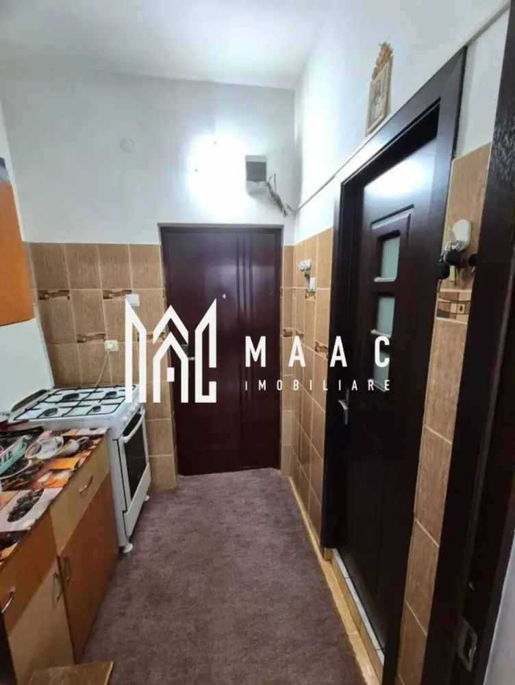 Garsoniera Troianu | etaj 2 | mobilata si utilata| bloc anvelopat | - MAAC IMOBILIARE vă propune spre vânzare o garsonieră cochetă, situată în zona Troianu, în imediata apropiere a Liceului General Magheru, ideală pentru locuit sau investiție. Proprietatea este amplasată la etajul 2 al unui bloc liniștit și curat, recent anvelopat, oferind astfel un plus de confort termic și costuri reduse de întreținere. Garsoniera are o suprafață utilă de 22 mp, fiind eficient compartimentată pentru a valorifica fiecare spațiu disponibil. Locuința beneficiază de multiple îmbunătățiri și dotări: -aer condiționat, pentru un climat optim în orice sezon -geamuri termopan cu ramă de stejar, ce oferă atât izolare fonică și termică, cât și un aspect plăcut -finisaje moderne: parchet, gresie și faianță -instalațiile electrică și sanitară complet schimbate, eliminând necesitatea unor investiții suplimentare Garsoniera se vinde complet utilată (cu excepția electrocasnicelor), fiind pregătită pentru mutare imediată sau pentru a fi personalizată după preferințele viitorului proprietar. Zona Troianu este apreciată pentru accesibilitate și proximitatea față de puncte de interes: instituții de învățământ, magazine, mijloace de transport și alte facilități urbane. O oportunitate excelentă pentru cei care caută o locuință compactă, bine întreținută, într-o zonă liniștită și bine conectată! Pentru mai multe detalii și programarea unei vizionări, vă invităm să contactați echipa MAAC IMOBILIARE. CP2984753 }}