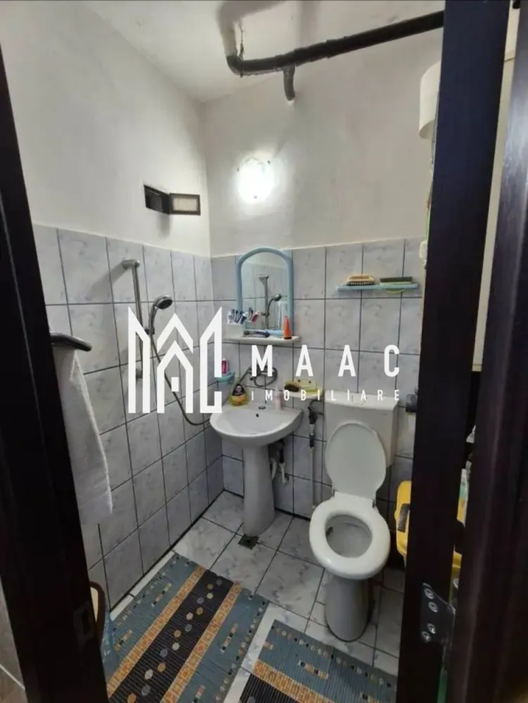 Garsoniera Troianu | etaj 2 | mobilata si utilata| bloc anvelopat | - MAAC IMOBILIARE vă propune spre vânzare o garsonieră cochetă, situată în zona Troianu, în imediata apropiere a Liceului General Magheru, ideală pentru locuit sau investiție. Proprietatea este amplasată la etajul 2 al unui bloc liniștit și curat, recent anvelopat, oferind astfel un plus de confort termic și costuri reduse de întreținere. Garsoniera are o suprafață utilă de 22 mp, fiind eficient compartimentată pentru a valorifica fiecare spațiu disponibil. Locuința beneficiază de multiple îmbunătățiri și dotări: -aer condiționat, pentru un climat optim în orice sezon -geamuri termopan cu ramă de stejar, ce oferă atât izolare fonică și termică, cât și un aspect plăcut -finisaje moderne: parchet, gresie și faianță -instalațiile electrică și sanitară complet schimbate, eliminând necesitatea unor investiții suplimentare Garsoniera se vinde complet utilată (cu excepția electrocasnicelor), fiind pregătită pentru mutare imediată sau pentru a fi personalizată după preferințele viitorului proprietar. Zona Troianu este apreciată pentru accesibilitate și proximitatea față de puncte de interes: instituții de învățământ, magazine, mijloace de transport și alte facilități urbane. O oportunitate excelentă pentru cei care caută o locuință compactă, bine întreținută, într-o zonă liniștită și bine conectată! Pentru mai multe detalii și programarea unei vizionări, vă invităm să contactați echipa MAAC IMOBILIARE. CP2984753 }}