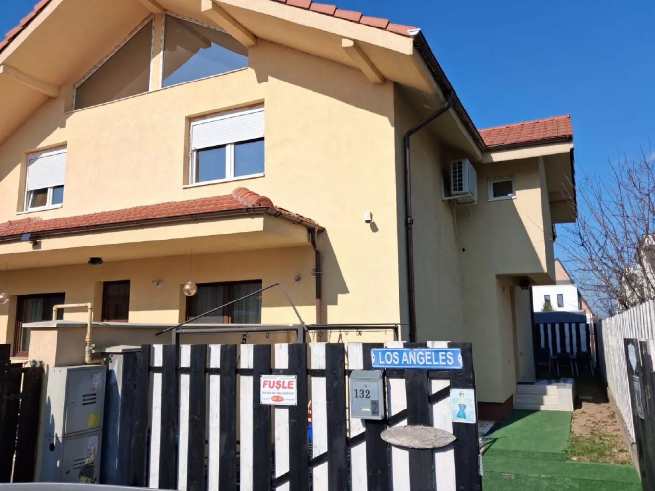 🏡 BRASADAS vinde U R G E N T DUPLEX in cart. PRIETENIA. - Agenția imobiliara BRASADAS vinde U R G E N T prin REPREZENTARE EXCLUSIVA casă MOBILATA tip DUPLEX situată in cartierul rezidențial PRIETENIA pe Strada Barițiu nr. 132, perfect pentru familii care caută liniște, siguranță și natură, fără să renunțe la accesul rapid către oraș. 🔹 Detalii proprietate Suprafață totală: 120 mp Suprafață utilă: 90 mp Grădină proprie: 30 mp – ideală pentru relaxare, joacă sau grătar Compartimentare eficientă și luminoasă 🛏️ Compartimentare: 3 dormitoare spațioase Living room generos, luminos, complet mobilat Bucătărie complet utilată Baie/ băi moderne Mansardă – cu potențial de amenajare pentru un al 4-lea dormitor, birou sau spațiu de relaxare 🪑 Se vinde COMPLET mobilată Tot ce vezi rămâne – mobilier, electrocasnice, gata de mutare imediată. Ideală atât pentru locuit, cât și pentru investiție. 🌳 Localizare excelentă Cartier liniștit, aer curat, pădure chiar în spate 2 minute de mers pe jos până la Aqua Park Zonă sigură, perfectă pentru copii Acces rapid către puncte de interes ✔️ Avantaje cheie ✔️ Zonă verde, liniște totală ✔️ Ideală pentru familie ✔️ Mobilată complet – zero investiții ✔️ Potențial de extindere (mansardă) Comision 0% pentru comparator ! Colaboram cu toate agentiili imobiliare interesate ! Www.brasadas.com. }}