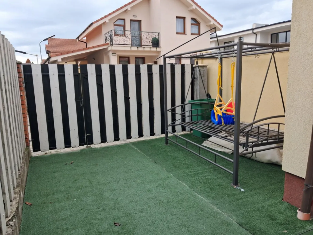 🏡 BRASADAS vinde U R G E N T DUPLEX in cart. PRIETENIA. - Agenția imobiliara BRASADAS vinde U R G E N T prin REPREZENTARE EXCLUSIVA casă MOBILATA tip DUPLEX situată in cartierul rezidențial PRIETENIA pe Strada Barițiu nr. 132, perfect pentru familii care caută liniște, siguranță și natură, fără să renunțe la accesul rapid către oraș. 🔹 Detalii proprietate Suprafață totală: 120 mp Suprafață utilă: 90 mp Grădină proprie: 30 mp – ideală pentru relaxare, joacă sau grătar Compartimentare eficientă și luminoasă 🛏️ Compartimentare: 3 dormitoare spațioase Living room generos, luminos, complet mobilat Bucătărie complet utilată Baie/ băi moderne Mansardă – cu potențial de amenajare pentru un al 4-lea dormitor, birou sau spațiu de relaxare 🪑 Se vinde COMPLET mobilată Tot ce vezi rămâne – mobilier, electrocasnice, gata de mutare imediată. Ideală atât pentru locuit, cât și pentru investiție. 🌳 Localizare excelentă Cartier liniștit, aer curat, pădure chiar în spate 2 minute de mers pe jos până la Aqua Park Zonă sigură, perfectă pentru copii Acces rapid către puncte de interes ✔️ Avantaje cheie ✔️ Zonă verde, liniște totală ✔️ Ideală pentru familie ✔️ Mobilată complet – zero investiții ✔️ Potențial de extindere (mansardă) Comision 0% pentru comparator ! Colaboram cu toate agentiili imobiliare interesate ! Www.brasadas.com. }}