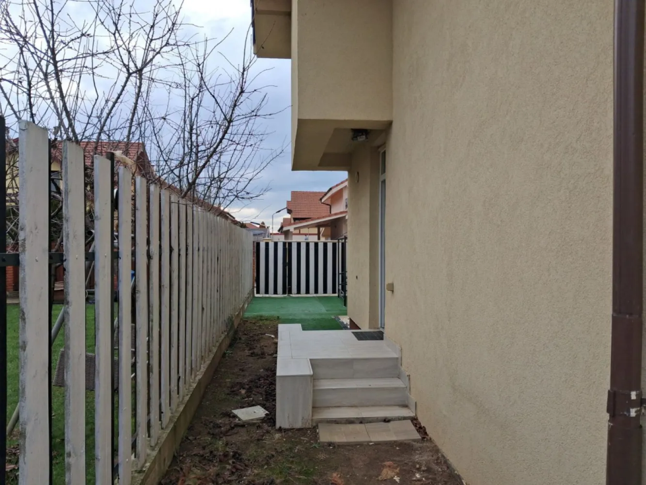 🏡 BRASADAS vinde U R G E N T DUPLEX in cart. PRIETENIA. - Agenția imobiliara BRASADAS vinde U R G E N T prin REPREZENTARE EXCLUSIVA casă MOBILATA tip DUPLEX situată in cartierul rezidențial PRIETENIA pe Strada Barițiu nr. 132, perfect pentru familii care caută liniște, siguranță și natură, fără să renunțe la accesul rapid către oraș. 🔹 Detalii proprietate Suprafață totală: 120 mp Suprafață utilă: 90 mp Grădină proprie: 30 mp – ideală pentru relaxare, joacă sau grătar Compartimentare eficientă și luminoasă 🛏️ Compartimentare: 3 dormitoare spațioase Living room generos, luminos, complet mobilat Bucătărie complet utilată Baie/ băi moderne Mansardă – cu potențial de amenajare pentru un al 4-lea dormitor, birou sau spațiu de relaxare 🪑 Se vinde COMPLET mobilată Tot ce vezi rămâne – mobilier, electrocasnice, gata de mutare imediată. Ideală atât pentru locuit, cât și pentru investiție. 🌳 Localizare excelentă Cartier liniștit, aer curat, pădure chiar în spate 2 minute de mers pe jos până la Aqua Park Zonă sigură, perfectă pentru copii Acces rapid către puncte de interes ✔️ Avantaje cheie ✔️ Zonă verde, liniște totală ✔️ Ideală pentru familie ✔️ Mobilată complet – zero investiții ✔️ Potențial de extindere (mansardă) Comision 0% pentru comparator ! Colaboram cu toate agentiili imobiliare interesate ! Www.brasadas.com. }}