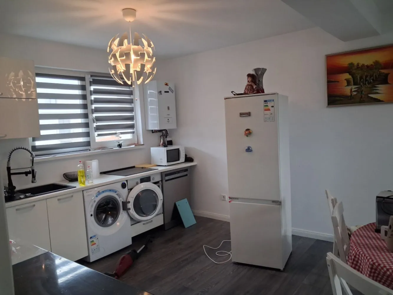 🏡 BRASADAS vinde U R G E N T DUPLEX in cart. PRIETENIA. - Agenția imobiliara BRASADAS vinde U R G E N T prin REPREZENTARE EXCLUSIVA casă MOBILATA tip DUPLEX situată in cartierul rezidențial PRIETENIA pe Strada Barițiu nr. 132, perfect pentru familii care caută liniște, siguranță și natură, fără să renunțe la accesul rapid către oraș. 🔹 Detalii proprietate Suprafață totală: 120 mp Suprafață utilă: 90 mp Grădină proprie: 30 mp – ideală pentru relaxare, joacă sau grătar Compartimentare eficientă și luminoasă 🛏️ Compartimentare: 3 dormitoare spațioase Living room generos, luminos, complet mobilat Bucătărie complet utilată Baie/ băi moderne Mansardă – cu potențial de amenajare pentru un al 4-lea dormitor, birou sau spațiu de relaxare 🪑 Se vinde COMPLET mobilată Tot ce vezi rămâne – mobilier, electrocasnice, gata de mutare imediată. Ideală atât pentru locuit, cât și pentru investiție. 🌳 Localizare excelentă Cartier liniștit, aer curat, pădure chiar în spate 2 minute de mers pe jos până la Aqua Park Zonă sigură, perfectă pentru copii Acces rapid către puncte de interes ✔️ Avantaje cheie ✔️ Zonă verde, liniște totală ✔️ Ideală pentru familie ✔️ Mobilată complet – zero investiții ✔️ Potențial de extindere (mansardă) Comision 0% pentru comparator ! Colaboram cu toate agentiili imobiliare interesate ! Www.brasadas.com. }}