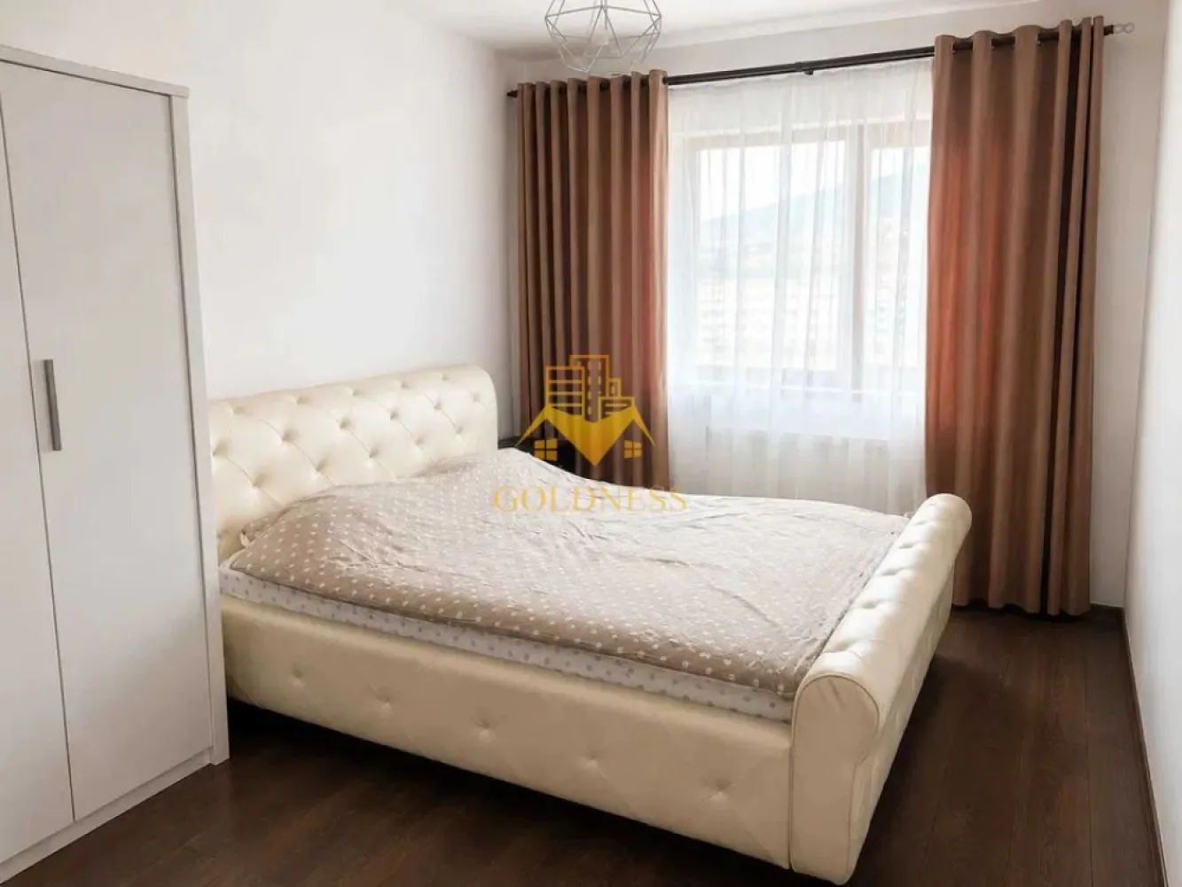 3 camere open space, Parcare, Pet Friendly, Poligon, Floresti - GOLDNESS Imobiliare vă propune spre închiriere un apartament cu 3 camere complet mobilat și utilat, la etajul 3 într-un imobil de 3 etaje, în Floresti.
Dispune de loc de parcare subterana!
Se află în apropierea stațiilor de transport în comun, magazine, restaurante, spații verzi, farmacii, etc. 

Apartamentul este compartimentat astfel:
 - dormitor cu pat matrimonial, dressing, noptiere
- dormitor cu canapea extensibila, birou, dulap
 - living cu bucatarie open space complet utilată și mobilată, canapea extensibilă, loc de servit masa 
 - baie cu cabina de dus, calorifer port prosop și dulap pentru depozitare.
 - baie cu cada tip jacuzzi
 - balcon de 7 mp.

Imobilul este dotat cu toate cele necesare- centrală proprie, frigider, aragaz, hotă, mașină de spălat haine, etc. 

Dacă sunteți interesați de acest apartament și doriți să îl vizionați, dar și pentru alte oferte nu ezitați să ne contactați telefonic sau prin e-mail. Vă stăm la dispoziție!
Pentru intermediere se percepe un comision de 50% din prețul chiriei!