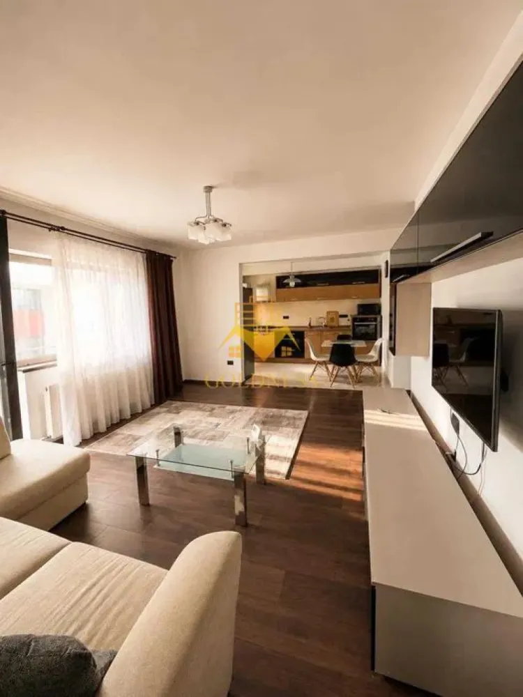 3 camere open space, Parcare, Pet Friendly, Poligon, Floresti - GOLDNESS Imobiliare vă propune spre închiriere un apartament cu 3 camere complet mobilat și utilat, la etajul 3 într-un imobil de 3 etaje, în Floresti.
Dispune de loc de parcare subterana!
Se află în apropierea stațiilor de transport în comun, magazine, restaurante, spații verzi, farmacii, etc. 

Apartamentul este compartimentat astfel:
 - dormitor cu pat matrimonial, dressing, noptiere
- dormitor cu canapea extensibila, birou, dulap
 - living cu bucatarie open space complet utilată și mobilată, canapea extensibilă, loc de servit masa 
 - baie cu cabina de dus, calorifer port prosop și dulap pentru depozitare.
 - baie cu cada tip jacuzzi
 - balcon de 7 mp.

Imobilul este dotat cu toate cele necesare- centrală proprie, frigider, aragaz, hotă, mașină de spălat haine, etc. 

Dacă sunteți interesați de acest apartament și doriți să îl vizionați, dar și pentru alte oferte nu ezitați să ne contactați telefonic sau prin e-mail. Vă stăm la dispoziție!
Pentru intermediere se percepe un comision de 50% din prețul chiriei!