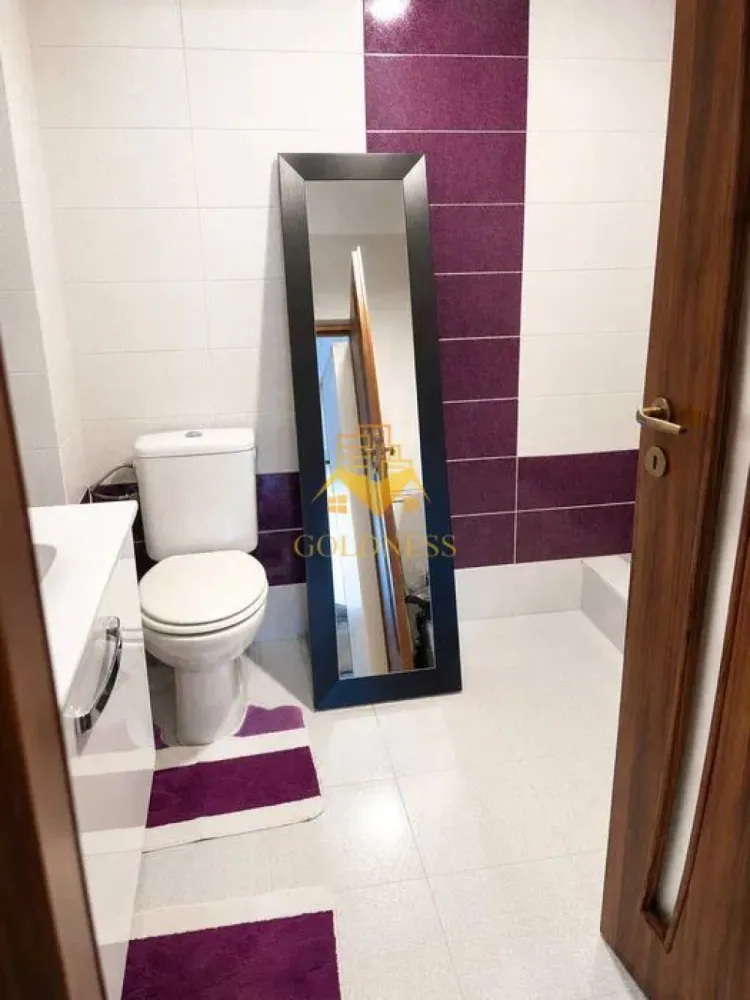 3 camere open space, Parcare, Pet Friendly, Poligon, Floresti - GOLDNESS Imobiliare vă propune spre închiriere un apartament cu 3 camere complet mobilat și utilat, la etajul 3 într-un imobil de 3 etaje, în Floresti.
Dispune de loc de parcare subterana!
Se află în apropierea stațiilor de transport în comun, magazine, restaurante, spații verzi, farmacii, etc. 

Apartamentul este compartimentat astfel:
 - dormitor cu pat matrimonial, dressing, noptiere
- dormitor cu canapea extensibila, birou, dulap
 - living cu bucatarie open space complet utilată și mobilată, canapea extensibilă, loc de servit masa 
 - baie cu cabina de dus, calorifer port prosop și dulap pentru depozitare.
 - baie cu cada tip jacuzzi
 - balcon de 7 mp.

Imobilul este dotat cu toate cele necesare- centrală proprie, frigider, aragaz, hotă, mașină de spălat haine, etc. 

Dacă sunteți interesați de acest apartament și doriți să îl vizionați, dar și pentru alte oferte nu ezitați să ne contactați telefonic sau prin e-mail. Vă stăm la dispoziție!
Pentru intermediere se percepe un comision de 50% din prețul chiriei!