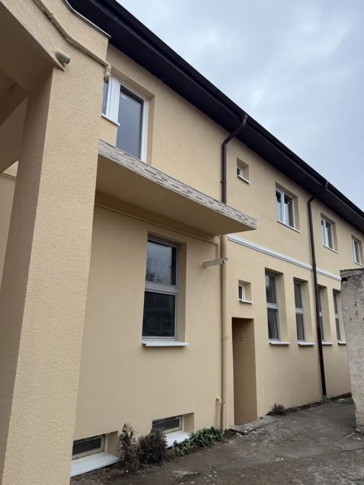 BRASADAS vinde casa S+P+1E zona Closca - Agentia Imobiliara BRASADAS vinde casă cu suprafata de 360 mp. in zona Closca. La subsol exista 2 incaperi. La parter casa este compartimentatat astfel: 2 incaperi pe vest- spre strada principala, hol, baie, bucatarie, 3 incaperi pe sud, 3 bai si o debara. La etaj casa este compartimentata astfel: 2 camere cu baie, living si o camera. Este parțial mobilată și utilată. Ideal pentru familie. Geamuri termopane noi.Acces facil in curte cu masina. Pretabila pentru investitii -clinica privata, spatiu de birouri etc. Locuința se află într-o zonă aproape de cinematografe, teatre și restaurante. Ai acces rapid la centre culturale și de divertisment. În apropiere găsești grădinițe, școli și universități. Parcurile și spațiile verzi te invită la relaxare. De asemenea, există clinici, spitale și farmacii aproape. Zonele de sport și centrele comerciale sunt ușor accesibile. Vino să vezi această locuință și să descoperi avantajele zonei. Contactează-ne pentru programări și detalii suplimentare. Www.brasadas.com. }}