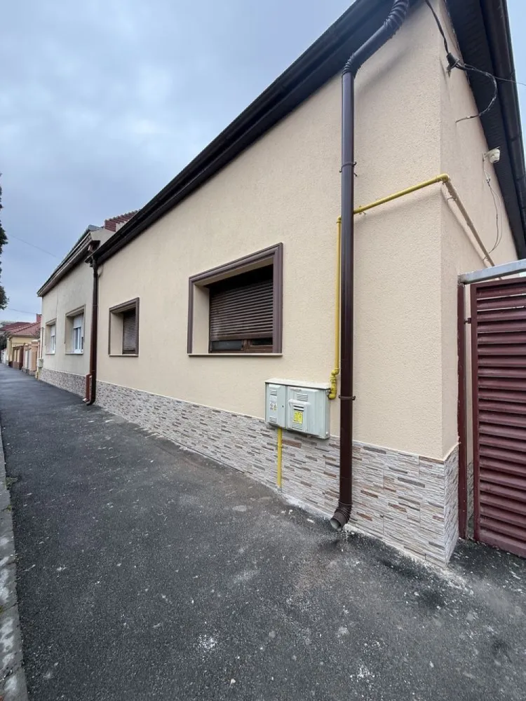 BRASADAS vinde casa S+P+1E zona Closca - Agentia Imobiliara BRASADAS vinde casă cu suprafata de 360 mp. in zona Closca. La subsol exista 2 incaperi. La parter casa este compartimentatat astfel: 2 incaperi pe vest- spre strada principala, hol, baie, bucatarie, 3 incaperi pe sud, 3 bai si o debara. La etaj casa este compartimentata astfel: 2 camere cu baie, living si o camera. Este parțial mobilată și utilată. Ideal pentru familie. Geamuri termopane noi.Acces facil in curte cu masina. Pretabila pentru investitii -clinica privata, spatiu de birouri etc. Locuința se află într-o zonă aproape de cinematografe, teatre și restaurante. Ai acces rapid la centre culturale și de divertisment. În apropiere găsești grădinițe, școli și universități. Parcurile și spațiile verzi te invită la relaxare. De asemenea, există clinici, spitale și farmacii aproape. Zonele de sport și centrele comerciale sunt ușor accesibile. Vino să vezi această locuință și să descoperi avantajele zonei. Contactează-ne pentru programări și detalii suplimentare. Www.brasadas.com. }}