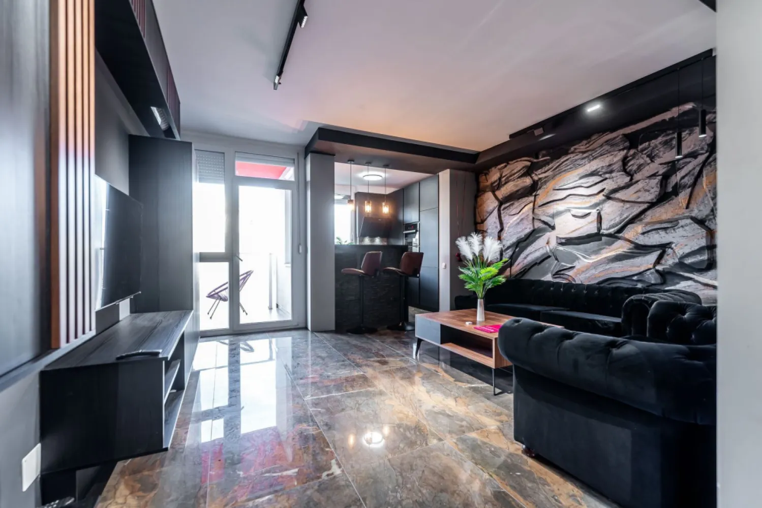 Oportunitate premium | zonă de top Arad | finisaje de excepție - Vă prezentăm spre vânzare o proprietate deosebită, situată în Micălaca, concepută pentru cei care pun preț pe calitate, spațiu și confort. Cu un preț corect poziționat la 124.500 €, acest imobil reprezintă una dintre cele mai bune investiții din zona 300 în acest moment. Puncte forte care fac diferența: Configurație: 2 camere | living+bucătărie open space+dormitor+baie Confort termic: centrală proprie pe gaz / bloc nou, izolatat termic / facturi optimizate și confort maxim. Finisaje: materiale premium, atent alese (gresie porțelanată, parchet trafic intens, tâmplărie de calitate). Dotări: se vinde mobilat și utilat / aer condiționat Localizare: aproape de Malul Mureșului pe o stradă liniștită, ferită de zgomotul traficului intens. De ce să alegi această proprietate? Gata de mutat: nu necesită investiții suplimentare. Eficiență: compartimentare inteligentă care maximizează fiecare metru pătrat. Valoare stabilă: poziționarea într-o zonă căutată garantează aprecierea investiției în timp. 📞 Contactează-mă acum pentru detalii: 07225252639 Sebastian Nica – Consultantul tău imobiliar în Arad Nu dispui de toată suma? Te ajutăm noi gratuit! Îți obținem oferte de la 16 bănci. Ai o proprietate de vânzare în Arad și vrei să știi cât valorează cu adevărat? Sună-mă pentru o evaluare gratuită, fără obligații. Birou: ACASĂ | Agenție imobiliară Arad Bulevardul Decebal 2, Arad 310133