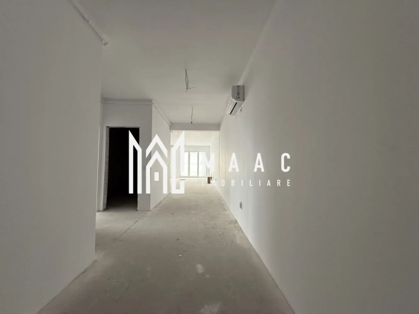 Penthouse | 4 camere | Balcon | Parcare | Terasa | D. Stanca - MAAC Imobiliare prezintă un penthouse situat pe strada Doamna Stanca, într-o zonă în dezvoltare continuă și excelent conectată la toate facilitățile urbane. Proprietatea poate fi predată fie la alb, conform stadiului actual prezentat în poze, fie finisată la cheie, în funcție de preferințele cumpărătorului. Caracteristici: Suprafața utilă a penthouse-ului este de 112 mp Construcția este finalizată în anul 2023 Compartimentare: Living open space cu bucataria Două băi Acces pe balcon de 10 mp din două dormitoare Terasă de 78.5 mp, cu ieșire directă din living și bucătărie. Dotări și beneficii: Încălzire în pardoseală cu centrală termică proprie Sistem de aer condiționat montat, gata de utilizare. Predare flexibilă: la alb, conform fotografiilor, sau complet finisat la cheie, contra cost. Prețul include TVA, avantaj important pentru achiziții prin firmă. Avantajele zonei Zona este complet dezvoltată și oferă acces rapid la centre comerciale, supermarketuri, restaurante, farmacii, transport public și alte servicii necesare unei vieți confortabile. Pentru mai multe detalii precizati telefonic ca ati vazut anuntul cu ID: CP2824523 }}