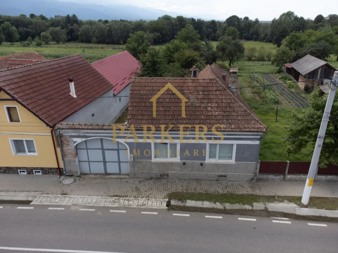 Casa de vanzare in zona de munte in localitatea Lisa - Casă rurala de vânzare in localitatea Lisa, jud. Brașov. Parkers Imobiliare va ofera spre vânzare o casă cu 3 camere situată într-o zonă liniștită de munte. Suprafata: - Casă: ~90 mp - Teren: 700 mp (curte + grădină + livadă) Compartimentare: - Living spațios open-space (cu două intrări) - 2 dormitoare - Bucătărie - Baie complet utilată - Beci cu două încăperi (sub dormitoare) Anexe și spații suplimentare: - Spațiu depozitare / garaj - Grajd pentru animale - Magazinie pentru lemne Dotări și îmbunătățiri: - Tâmplărie PVC cu geam termopan (în stare foarte bună) - Parchet laminat - Tavan fals cu izolație în camerele principale - Gresie și faianță în bucătărie și baie - Instalații sanitare Utilități: - Apă curentă + boiler electric pentru apă caldă - Curent electric ( contor exterior) - Încălzire cu convectoare pe gaz (butelie) + sobă pe lemne - Fosă / sistem propriu de evacuare. Proprietatea beneficiază de poartă metalică și acces auto direct din drum principal. Ideală pentru locuit sau casă de vacanță, într-o zonă liniștită din Țara Făgărașului.