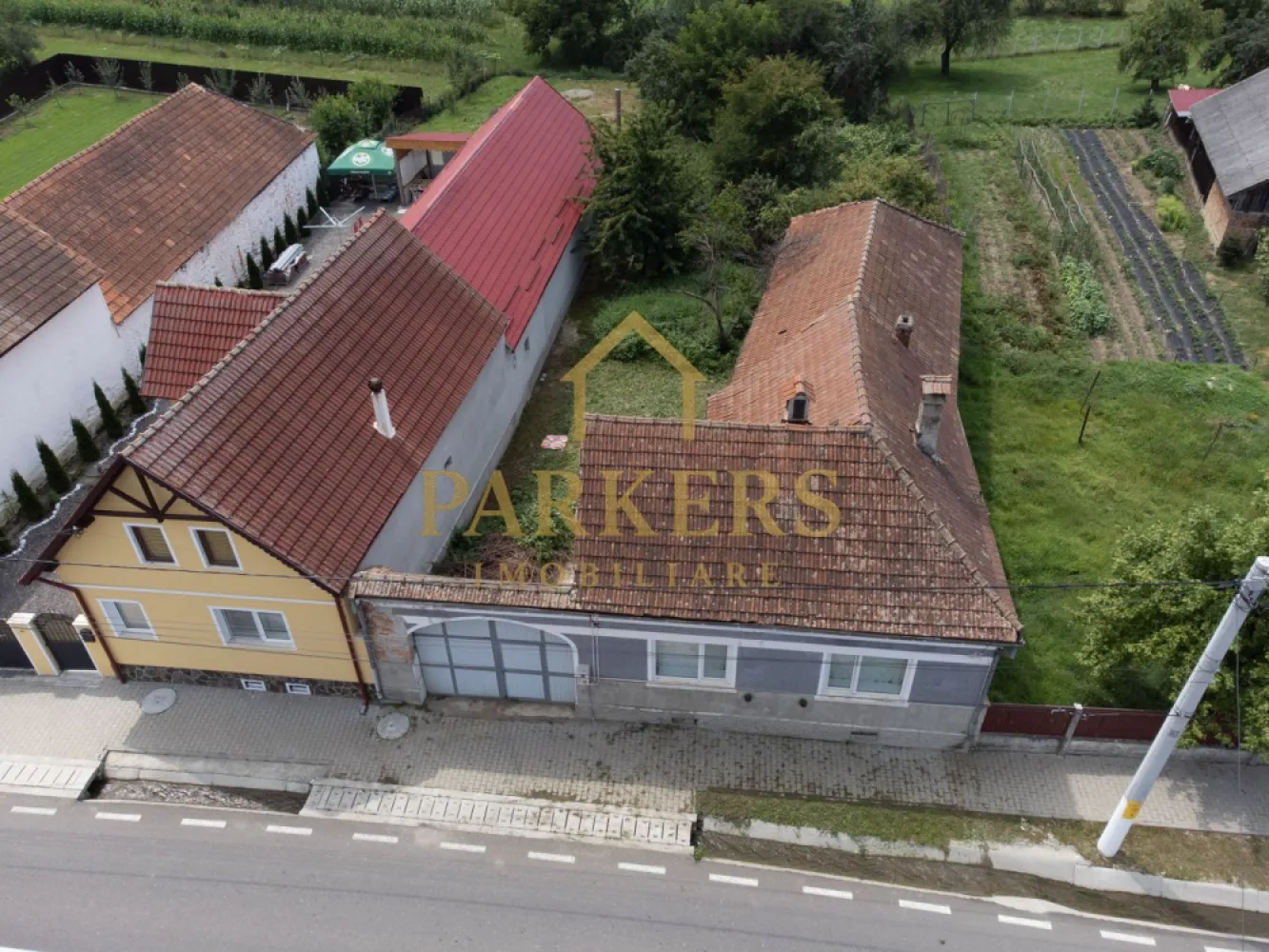 Casa de vanzare in zona de munte in localitatea Lisa - Casă rurala de vânzare in localitatea Lisa, jud. Brașov. Parkers Imobiliare va ofera spre vânzare o casă cu 3 camere situată într-o zonă liniștită de munte. Suprafata: - Casă: ~90 mp - Teren: 700 mp (curte + grădină + livadă) Compartimentare: - Living spațios open-space (cu două intrări) - 2 dormitoare - Bucătărie - Baie complet utilată - Beci cu două încăperi (sub dormitoare) Anexe și spații suplimentare: - Spațiu depozitare / garaj - Grajd pentru animale - Magazinie pentru lemne Dotări și îmbunătățiri: - Tâmplărie PVC cu geam termopan (în stare foarte bună) - Parchet laminat - Tavan fals cu izolație în camerele principale - Gresie și faianță în bucătărie și baie - Instalații sanitare Utilități: - Apă curentă + boiler electric pentru apă caldă - Curent electric ( contor exterior) - Încălzire cu convectoare pe gaz (butelie) + sobă pe lemne - Fosă / sistem propriu de evacuare. Proprietatea beneficiază de poartă metalică și acces auto direct din drum principal. Ideală pentru locuit sau casă de vacanță, într-o zonă liniștită din Țara Făgărașului. }}