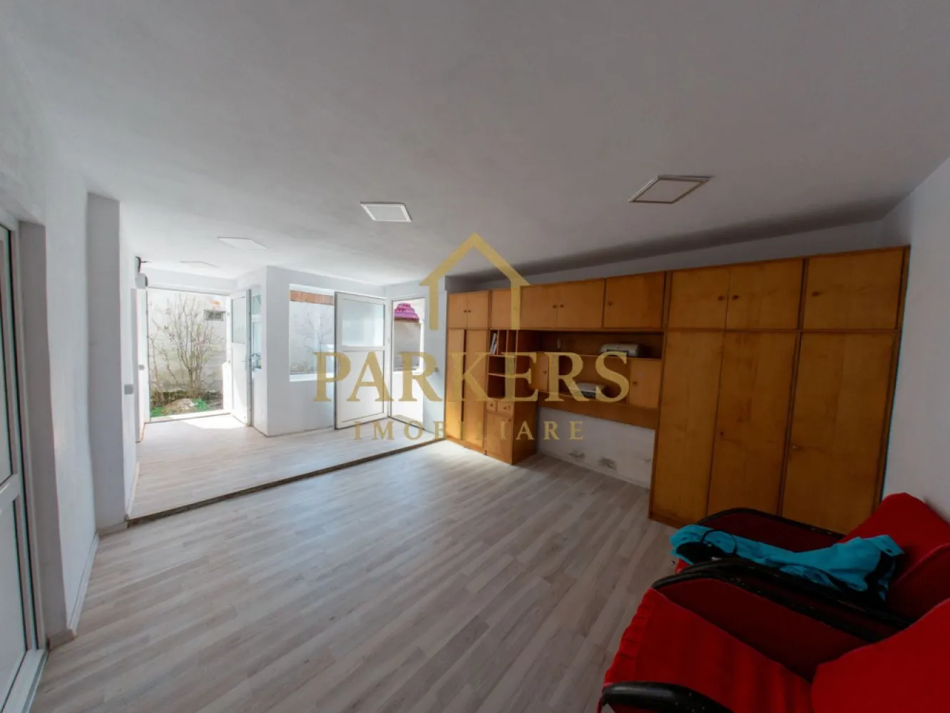 Casa de vanzare in zona de munte in localitatea Lisa - Casă rurala de vânzare in localitatea Lisa, jud. Brașov. Parkers Imobiliare va ofera spre vânzare o casă cu 3 camere situată într-o zonă liniștită de munte. Suprafata: - Casă: ~90 mp - Teren: 700 mp (curte + grădină + livadă) Compartimentare: - Living spațios open-space (cu două intrări) - 2 dormitoare - Bucătărie - Baie complet utilată - Beci cu două încăperi (sub dormitoare) Anexe și spații suplimentare: - Spațiu depozitare / garaj - Grajd pentru animale - Magazinie pentru lemne Dotări și îmbunătățiri: - Tâmplărie PVC cu geam termopan (în stare foarte bună) - Parchet laminat - Tavan fals cu izolație în camerele principale - Gresie și faianță în bucătărie și baie - Instalații sanitare Utilități: - Apă curentă + boiler electric pentru apă caldă - Curent electric ( contor exterior) - Încălzire cu convectoare pe gaz (butelie) + sobă pe lemne - Fosă / sistem propriu de evacuare. Proprietatea beneficiază de poartă metalică și acces auto direct din drum principal. Ideală pentru locuit sau casă de vacanță, într-o zonă liniștită din Țara Făgărașului. }}